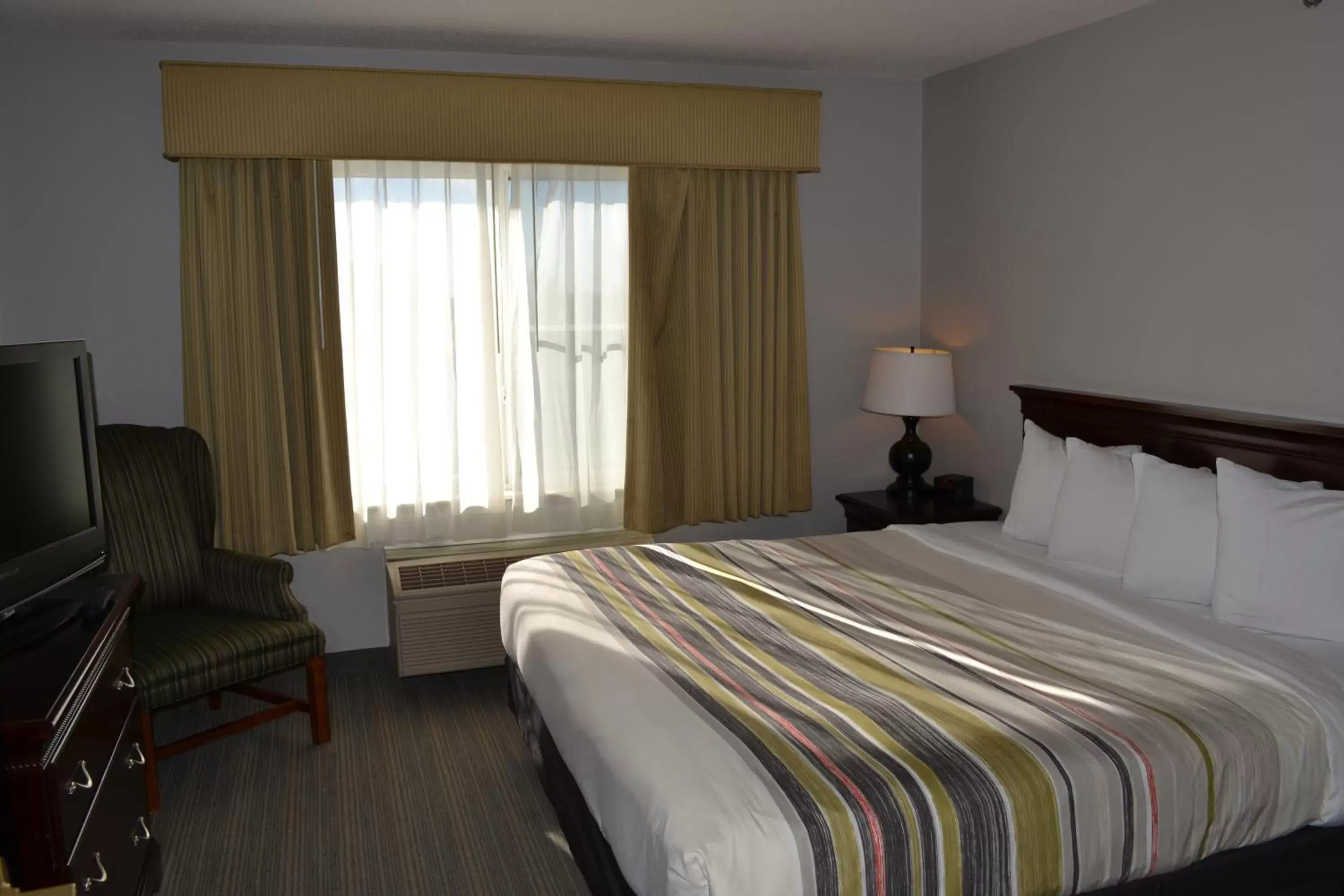 Bed in Country Inn & Suites by Radisson, Gurnee, IL