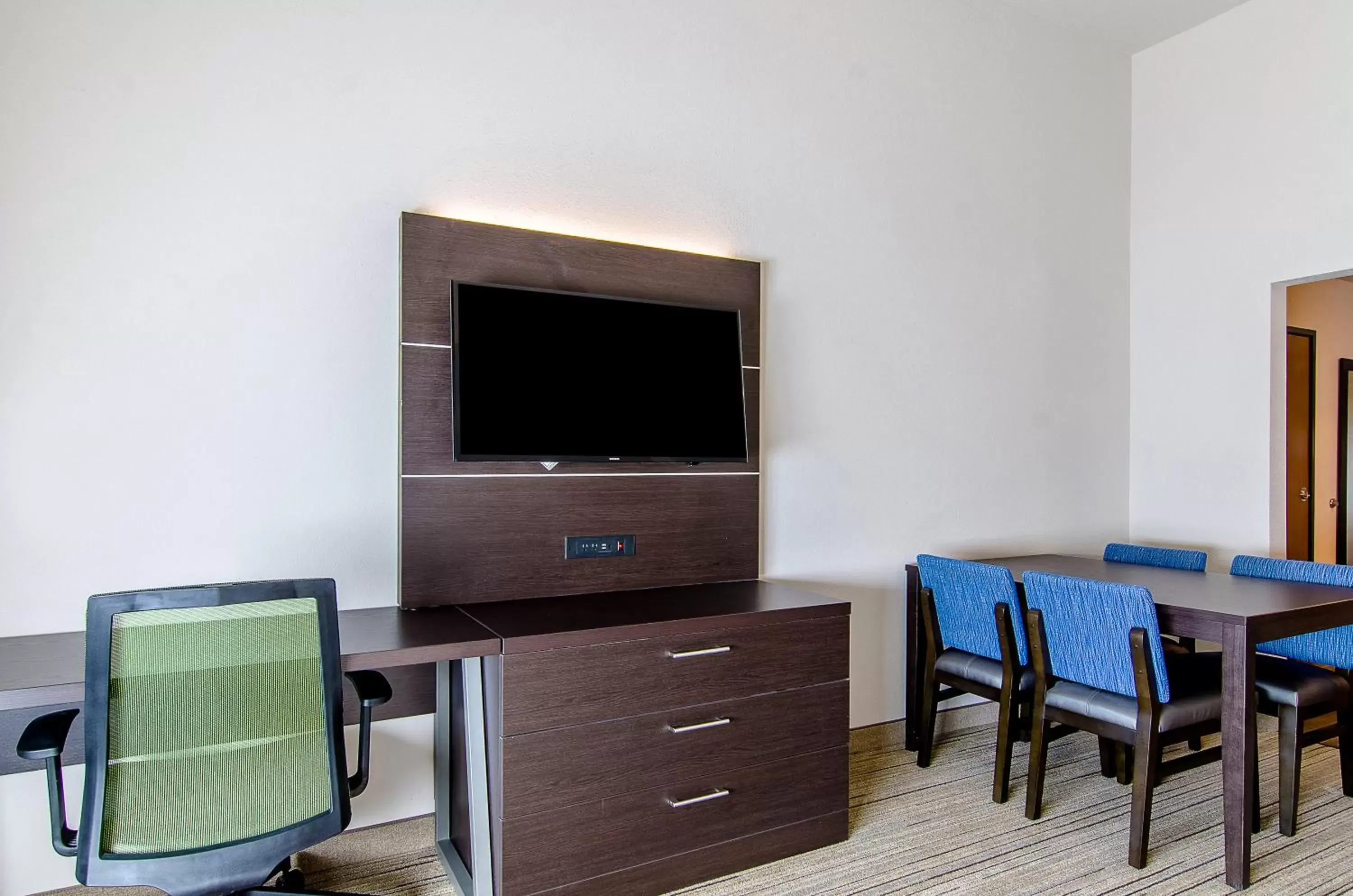 TV and multimedia, TV/Entertainment Center in Holiday Inn Express & Suites - Atchison, an IHG Hotel