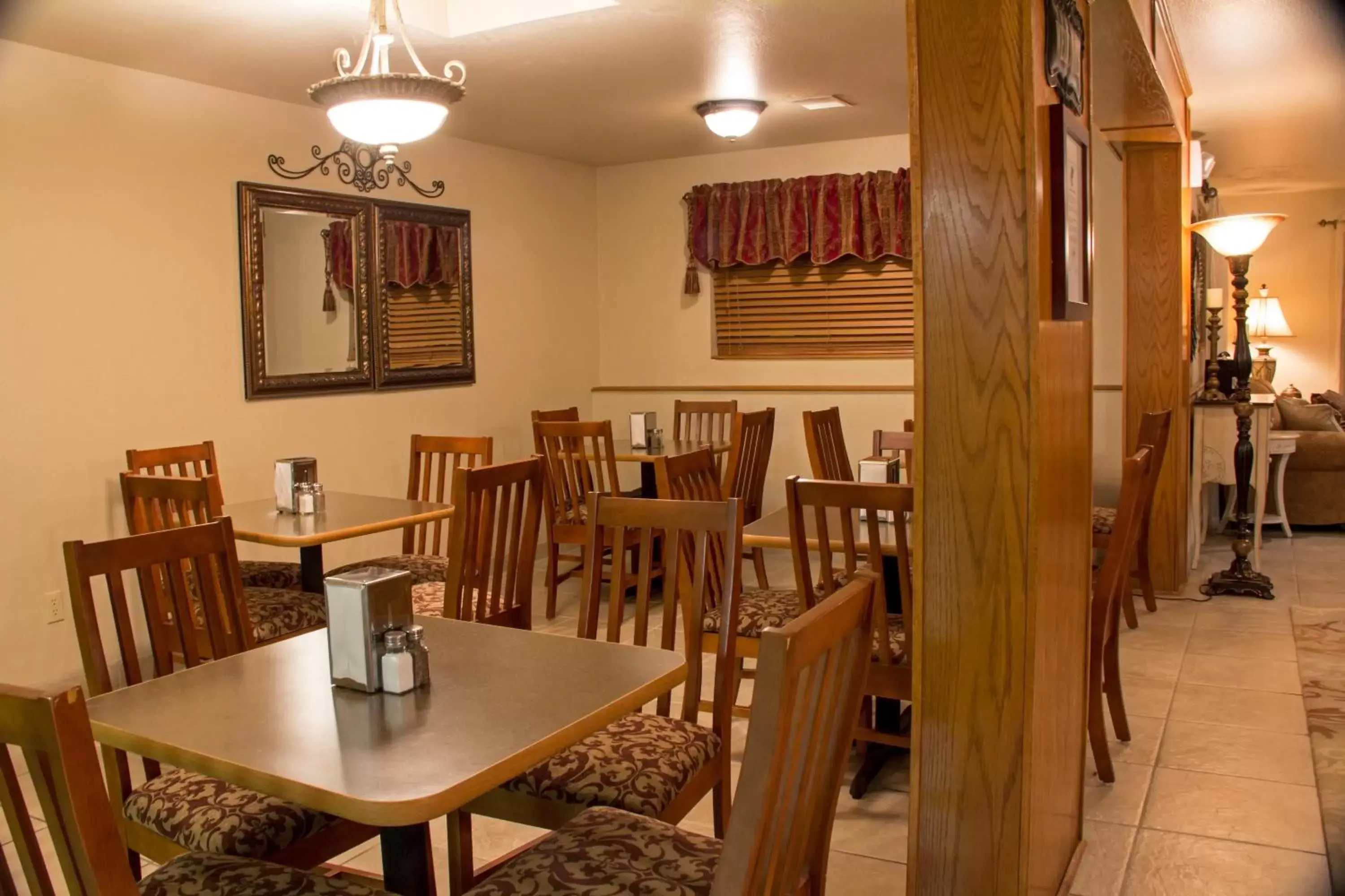 Lobby or reception, Restaurant/Places to Eat in All American Inn & Suites Branson