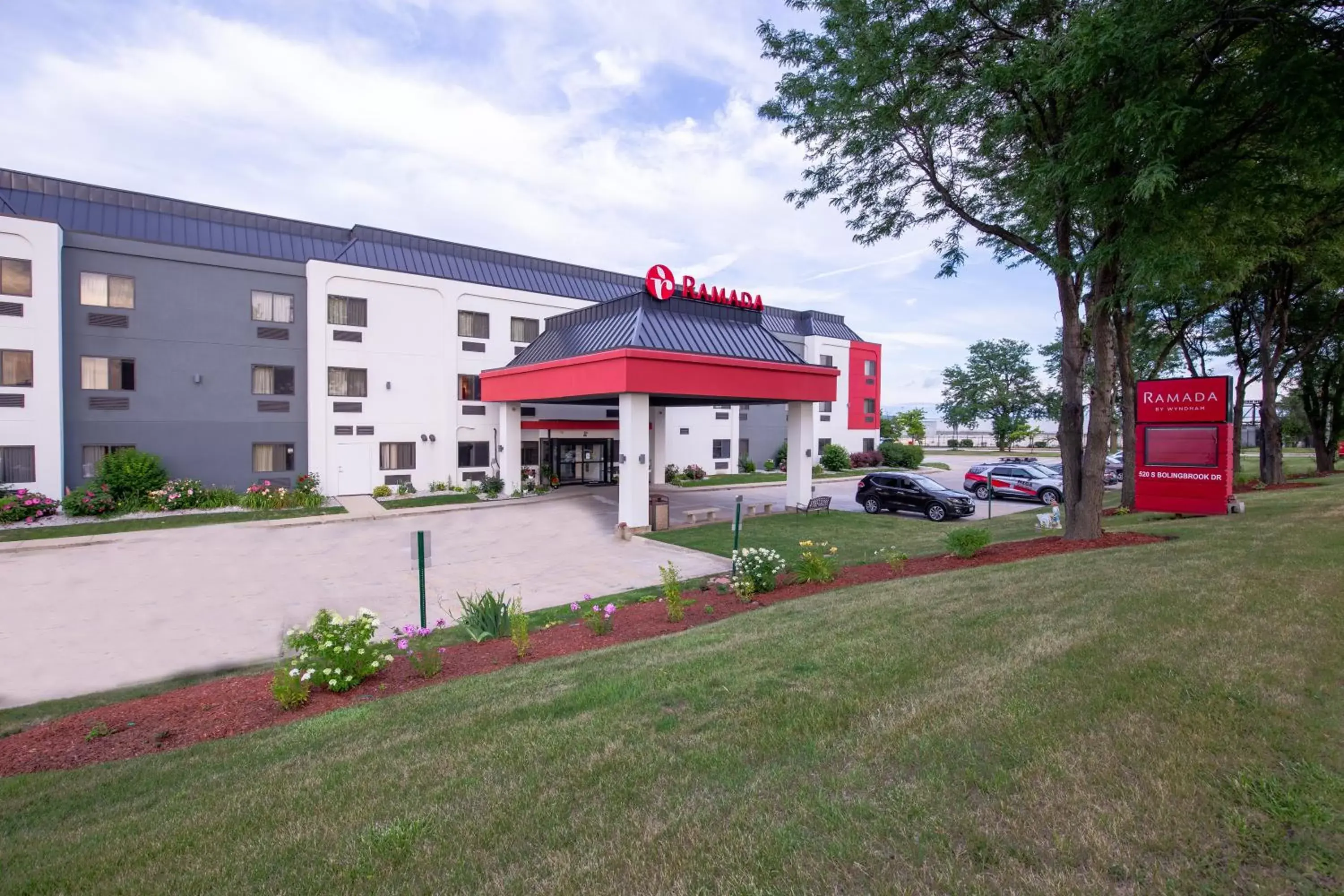 Facade/entrance, Property Building in Ramada by Wyndham Bolingbrook Facade/entrance, Property Building in Ramada by Wyndham Bolingbrook