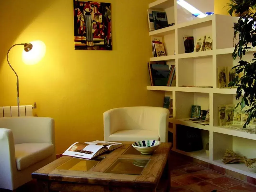 Communal lounge/ TV room, Seating Area in Sharíqua