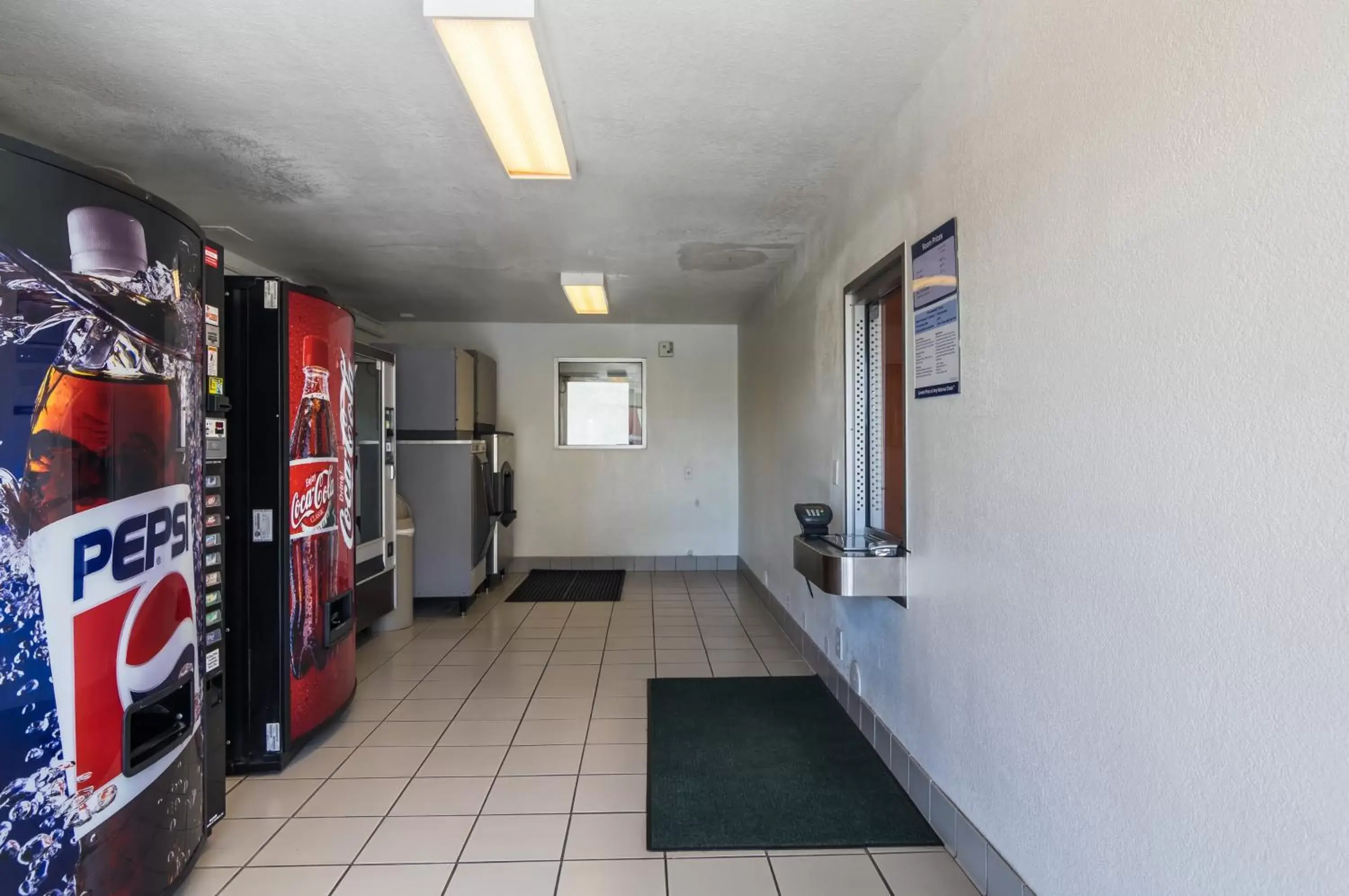 Food and drinks in Motel 6-Bellmead, TX - Waco