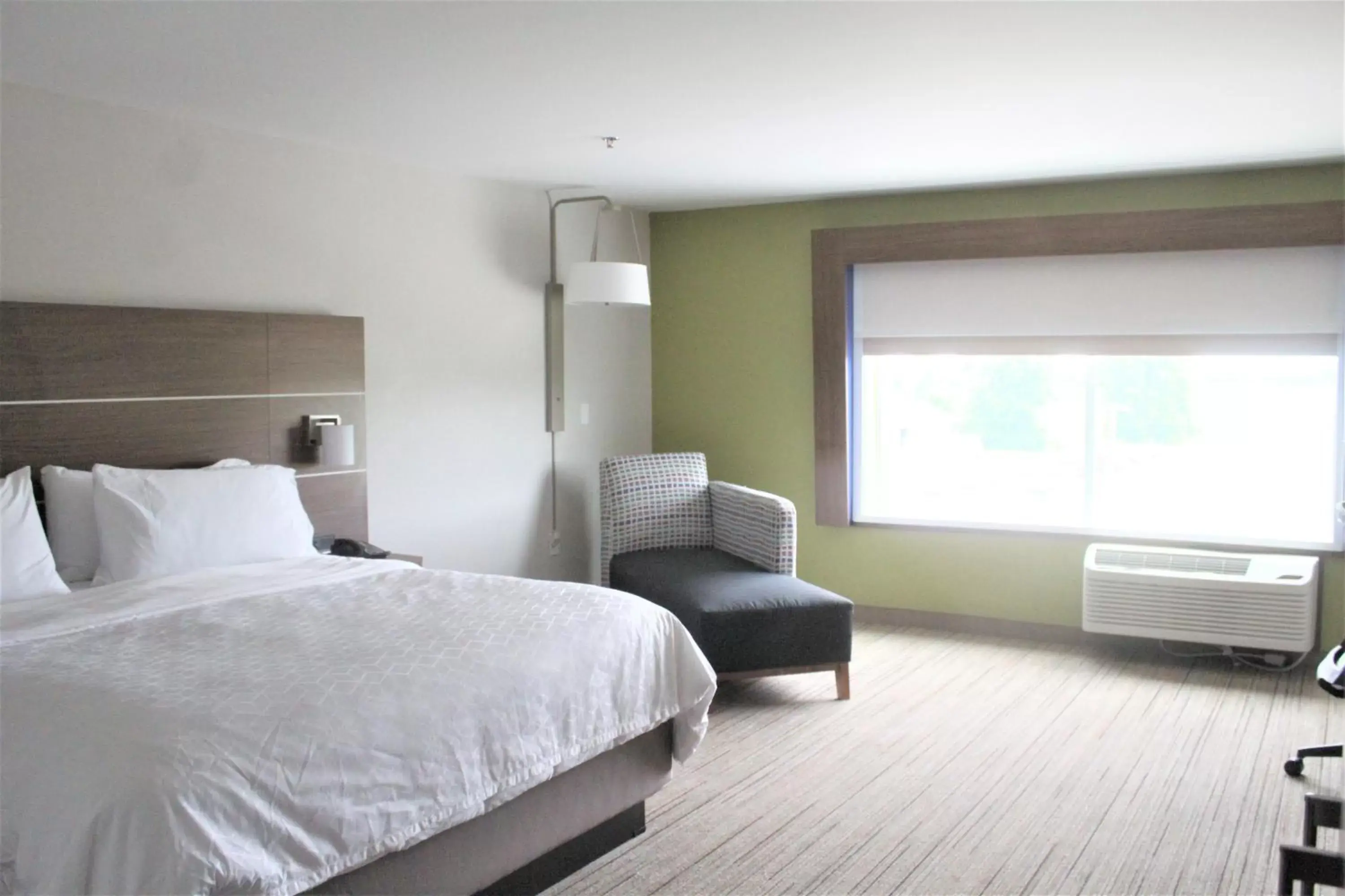 Bed in Holiday Inn Express & Suites - Kokomo South, an IHG Hotel