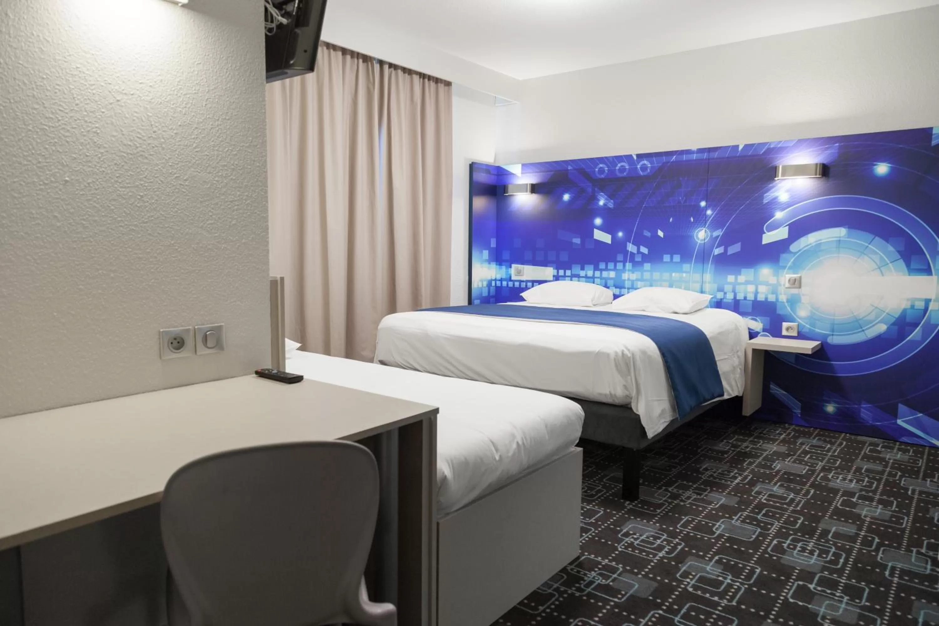 Photo of the whole room, Bed in Kyriad Poitiers Jules Verne Site du Futuroscope