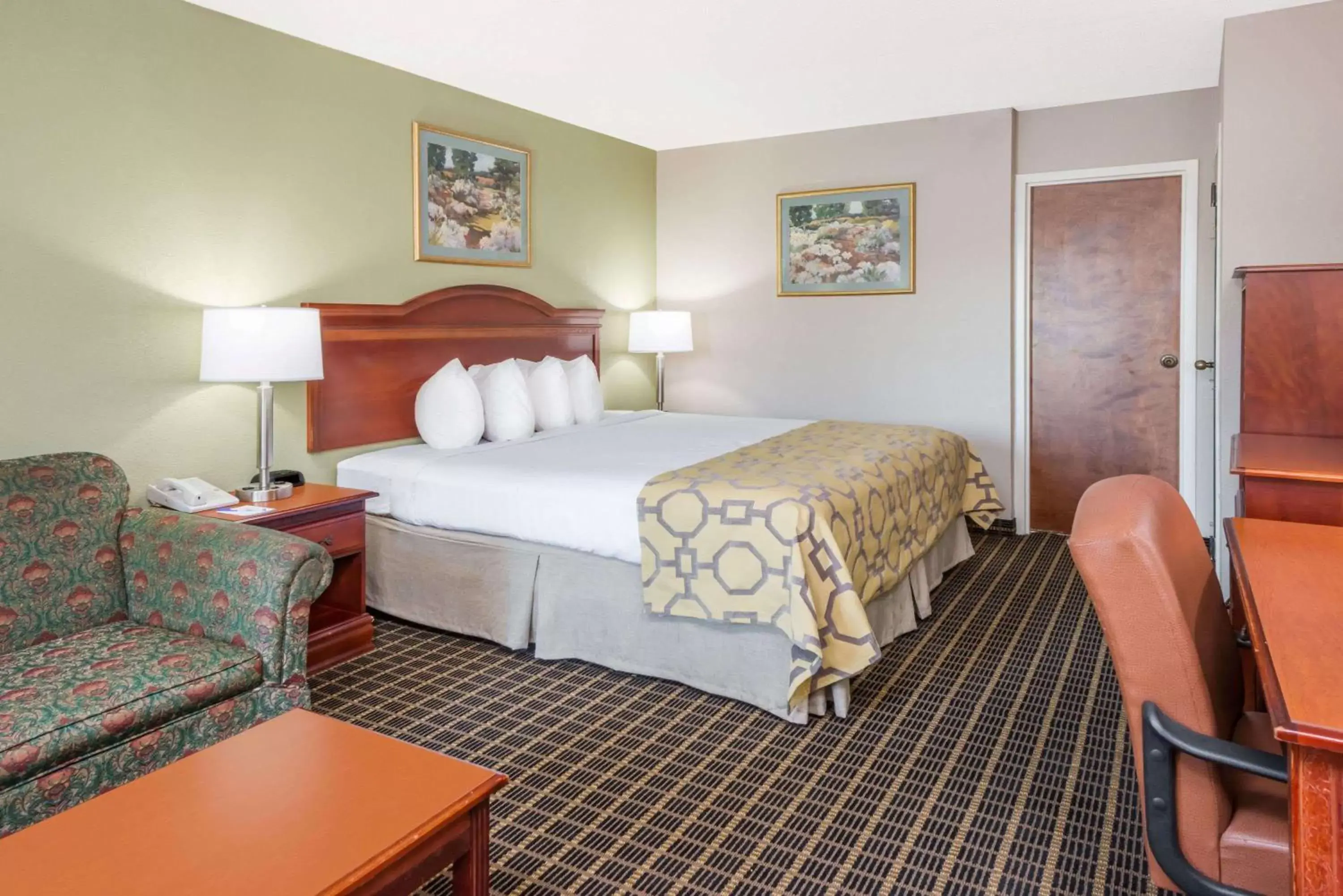 Photo of the whole room, Bed in Baymont by Wyndham Clarksville Northeast