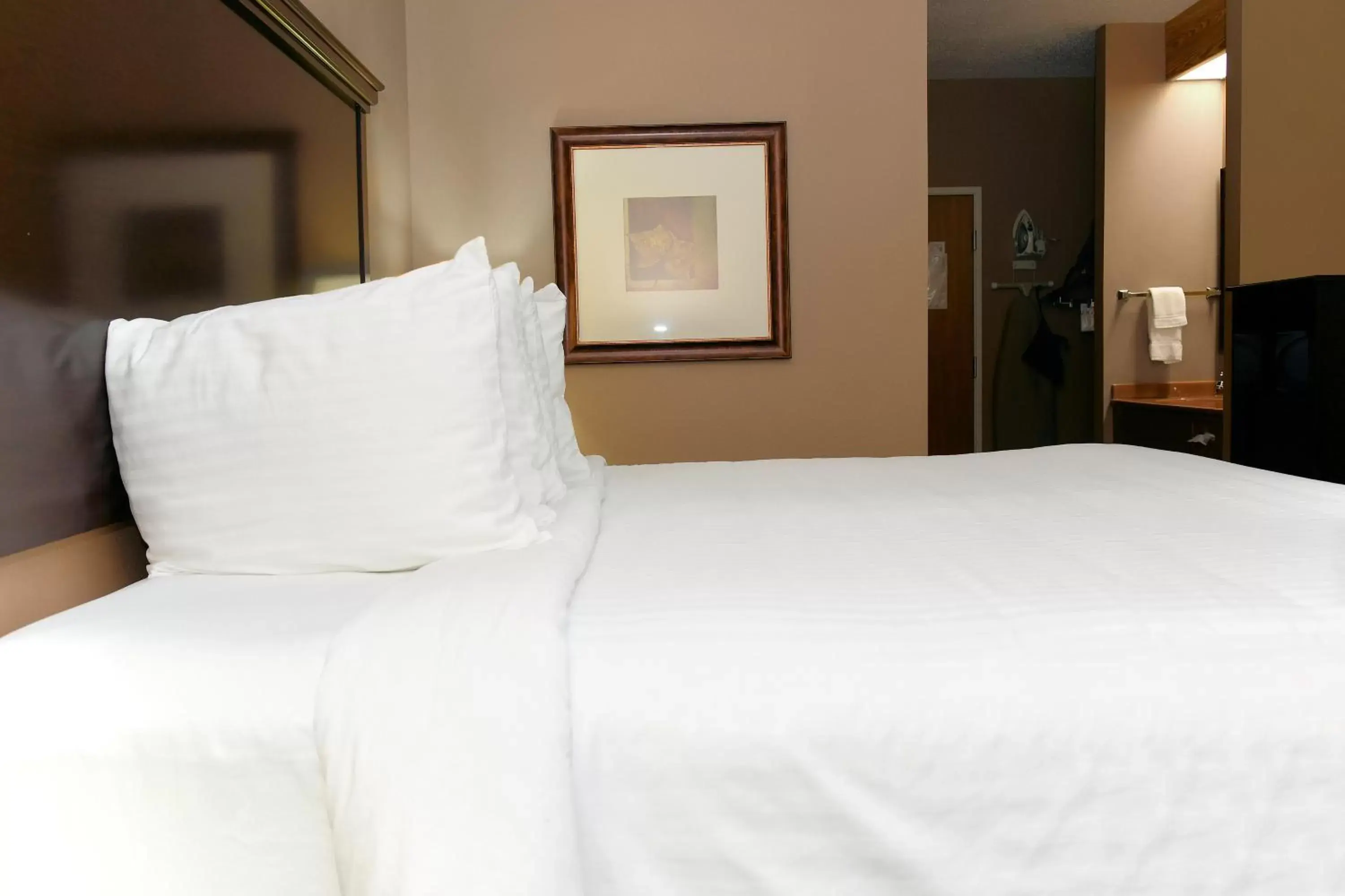 Bed in Cobblestone Inn & Suites - Denison | Majestic Hills