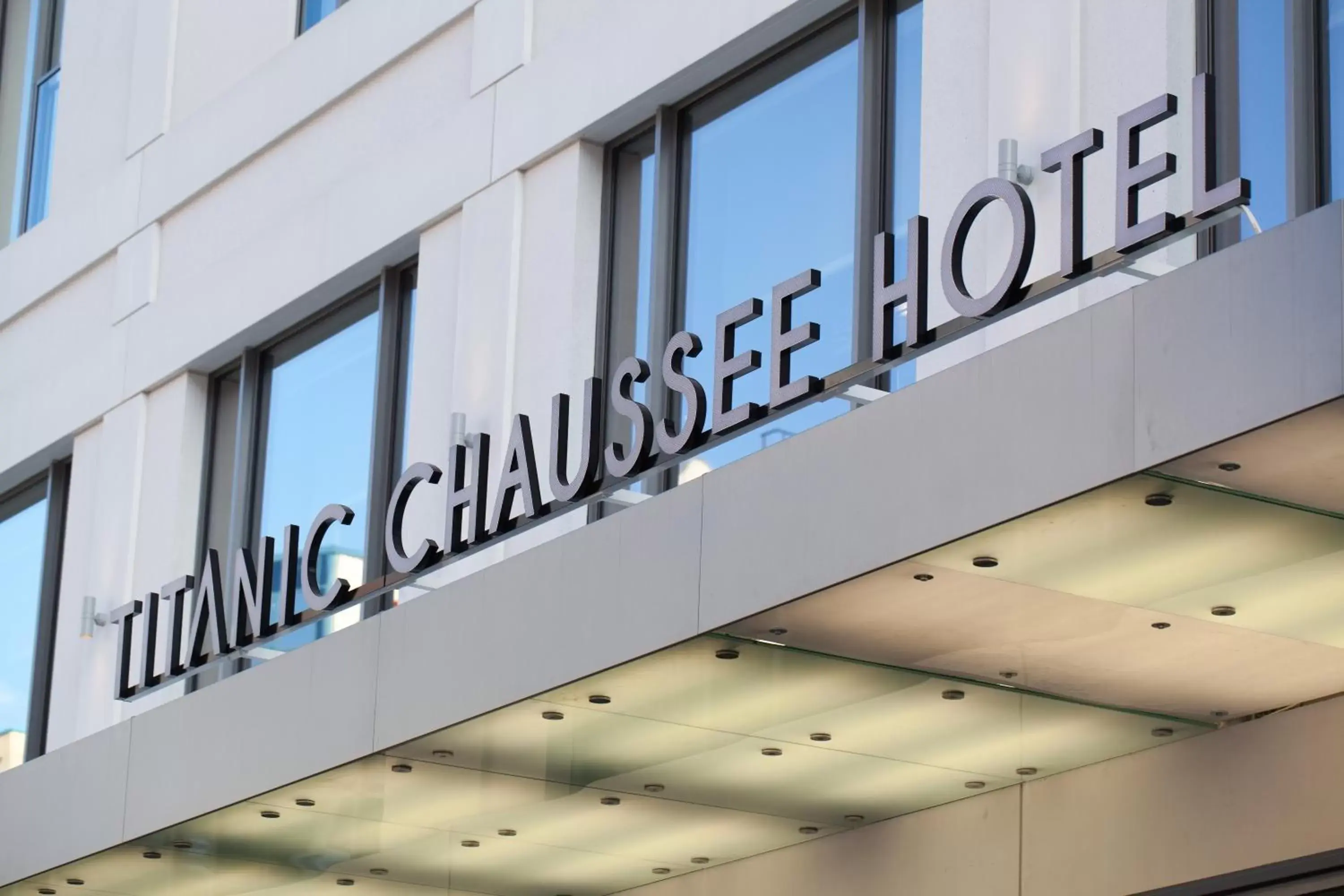 Facade/entrance, Property Logo/Sign in TITANIC Chaussee Berlin