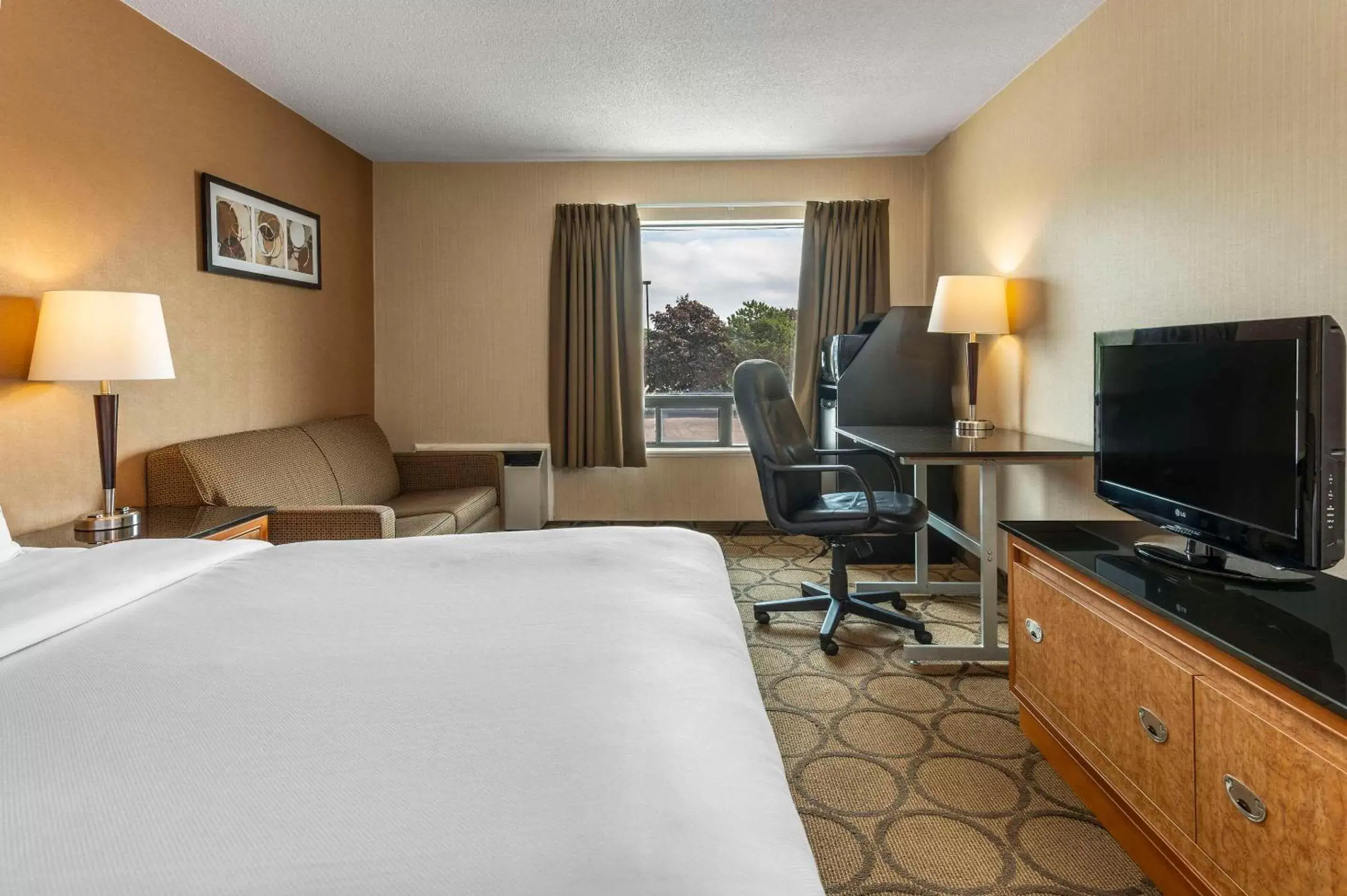 Bedroom, TV/Entertainment Center in Comfort Inn Baie-Comeau