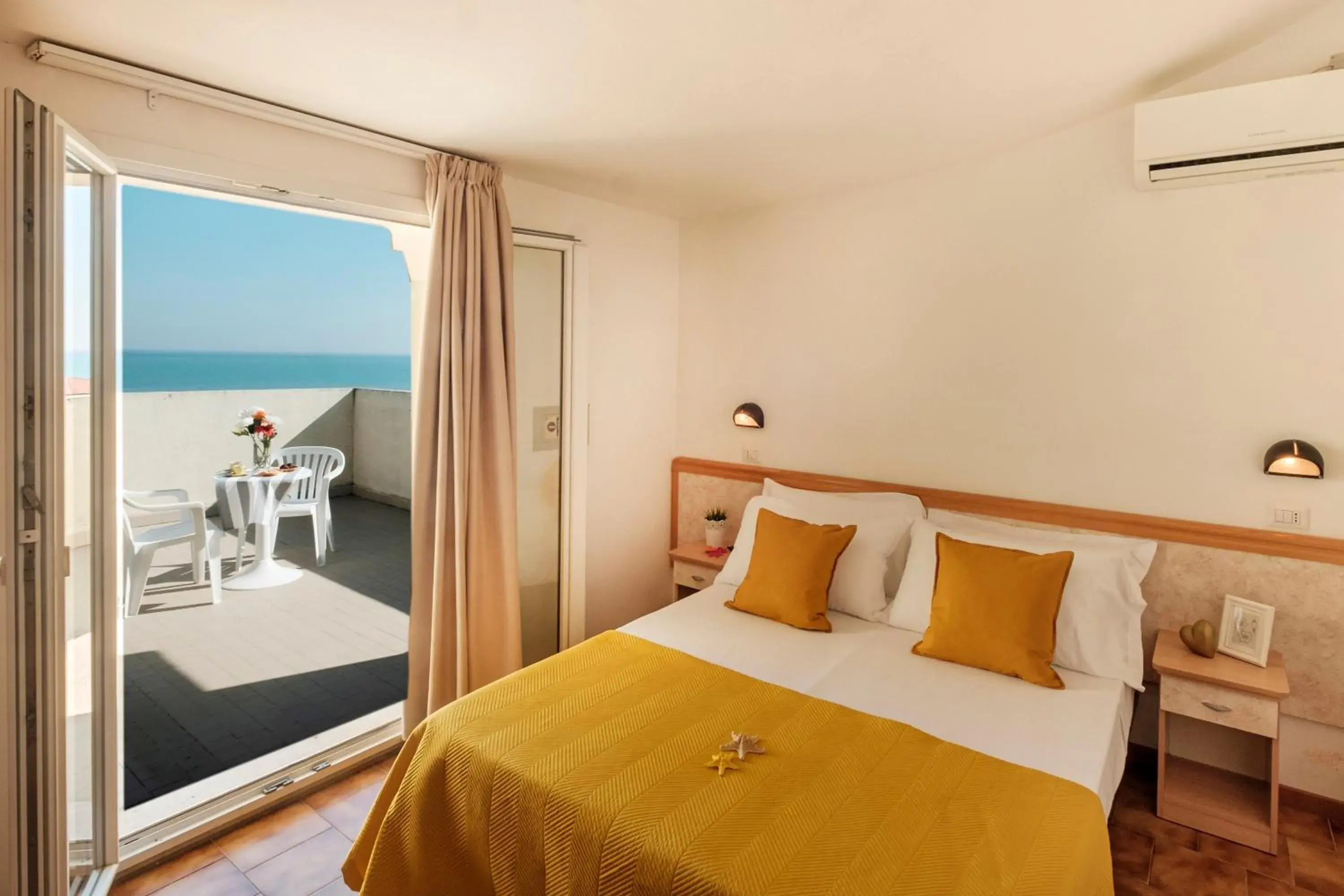 Sea view, Bed in Hotel Oceanic
