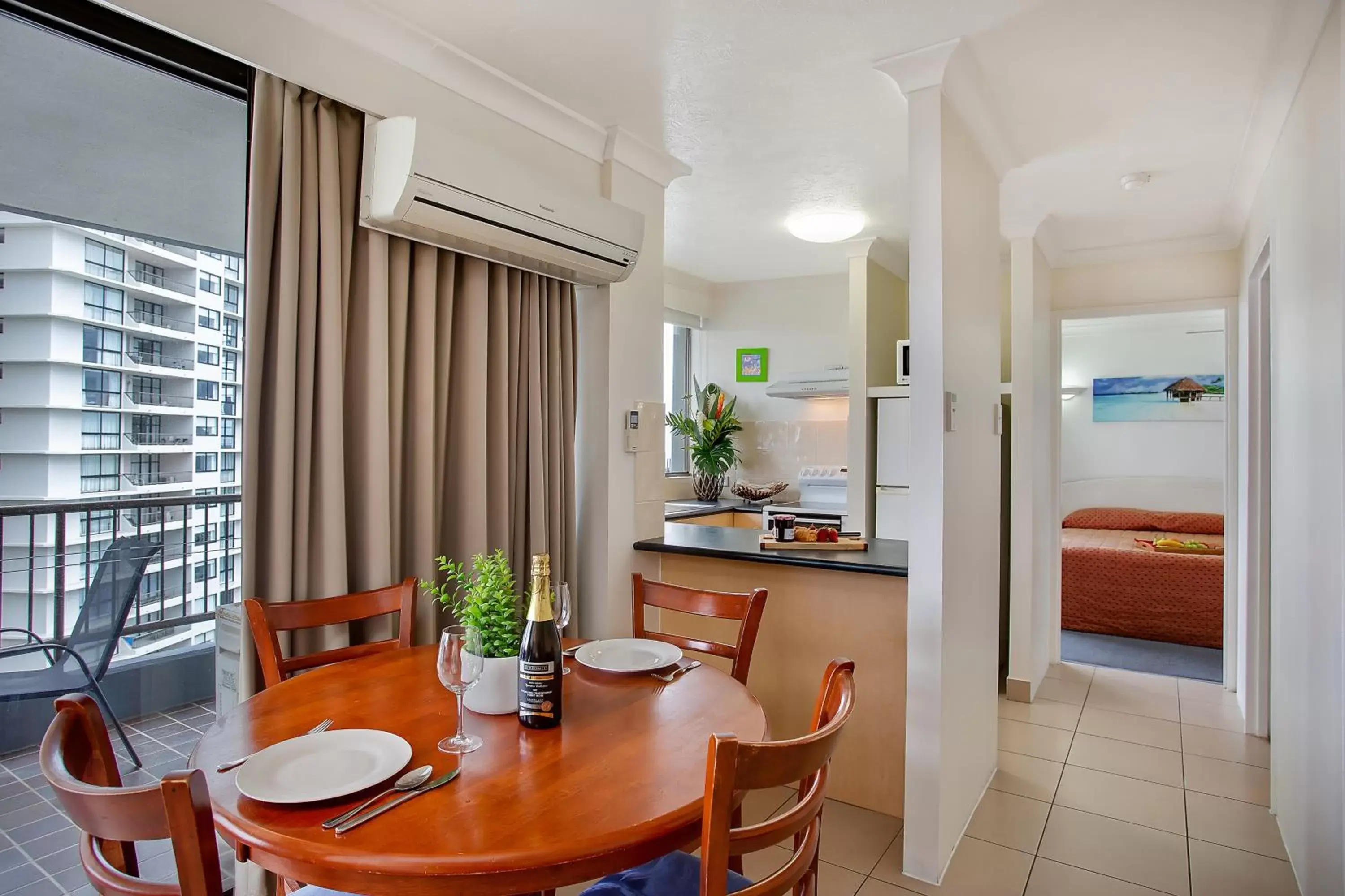 Coffee/tea facilities, Dining Area in Broadbeach Pacific Resort