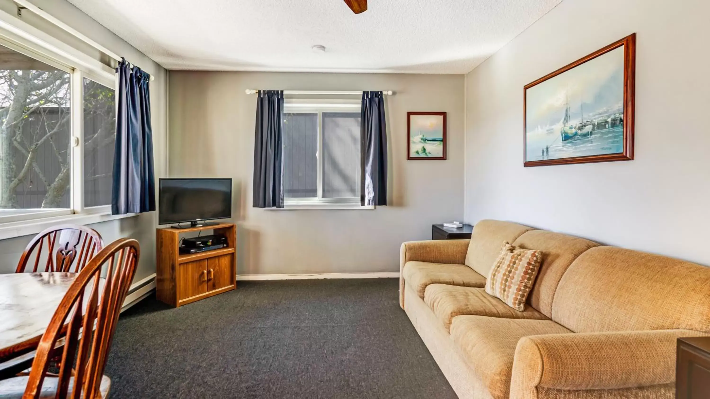 Seating Area in Montauk Oceanside Suites