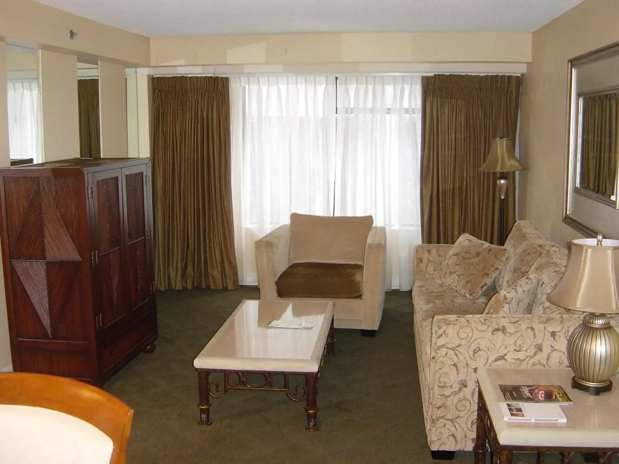 Living room, Seating Area in Jockey Resort Suites Center Strip