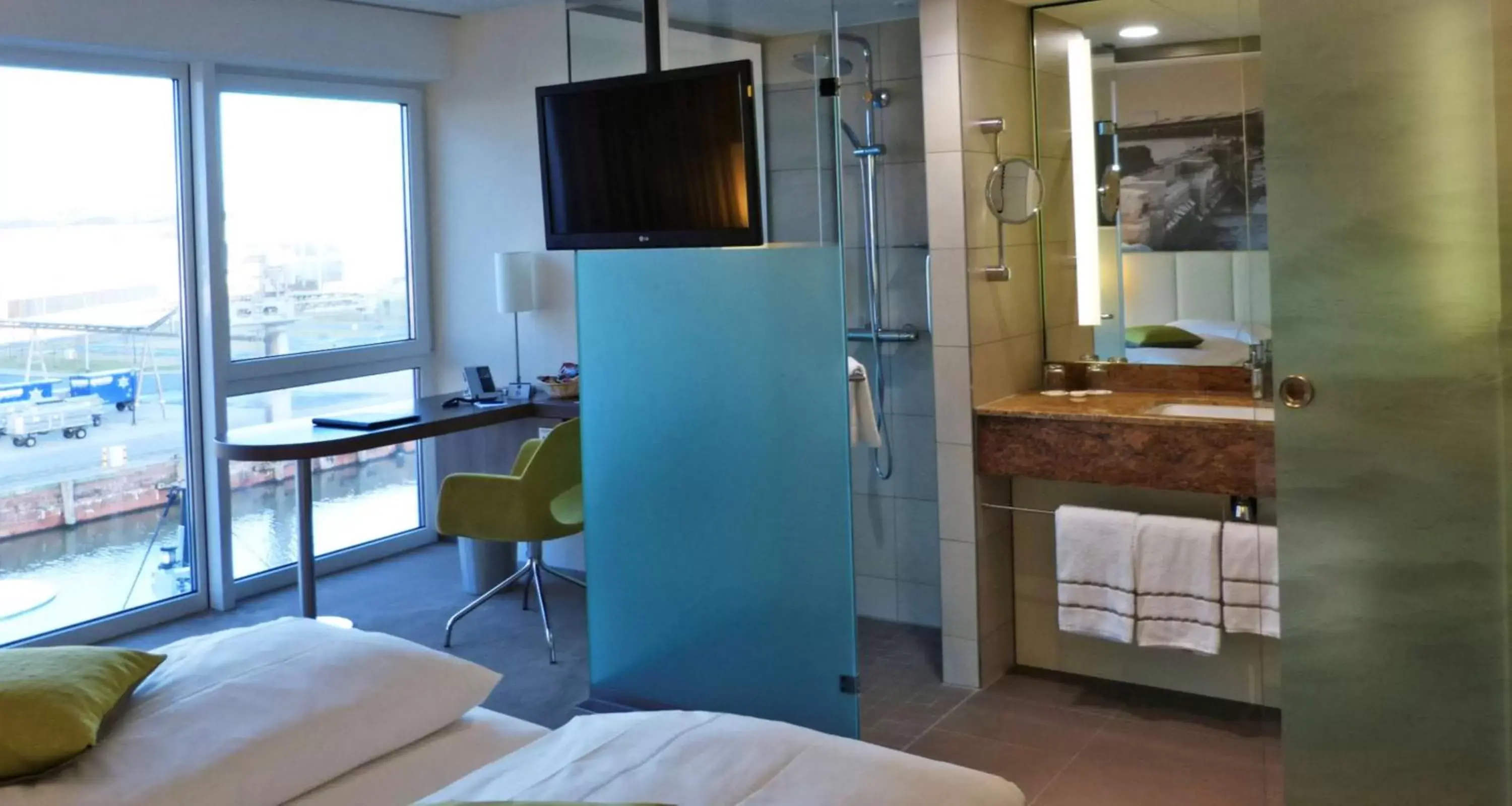 Photo of the whole room, Kitchen/Kitchenette in Best Western Plus Hotel Bremerhaven