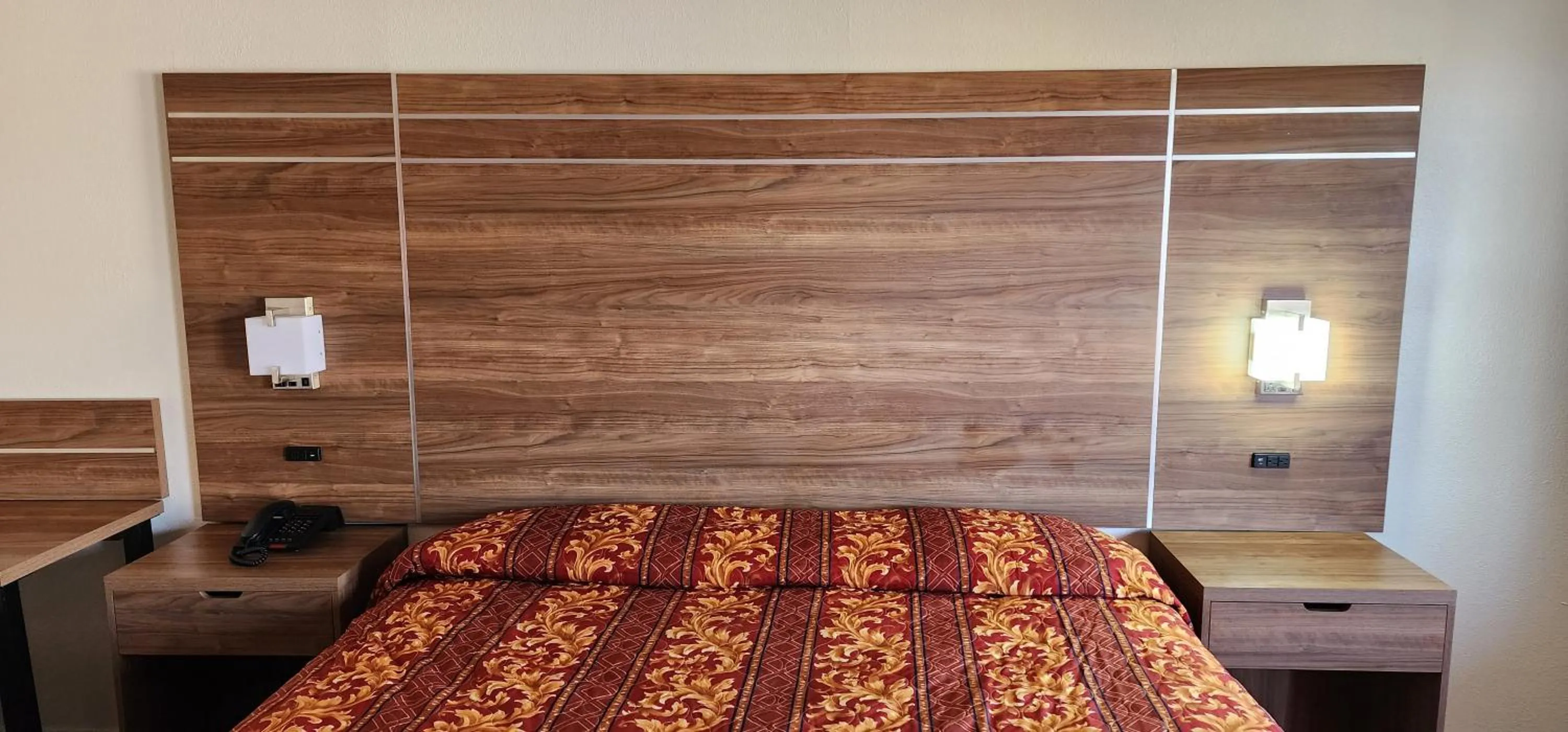 Bed in Victorian Inn Midland