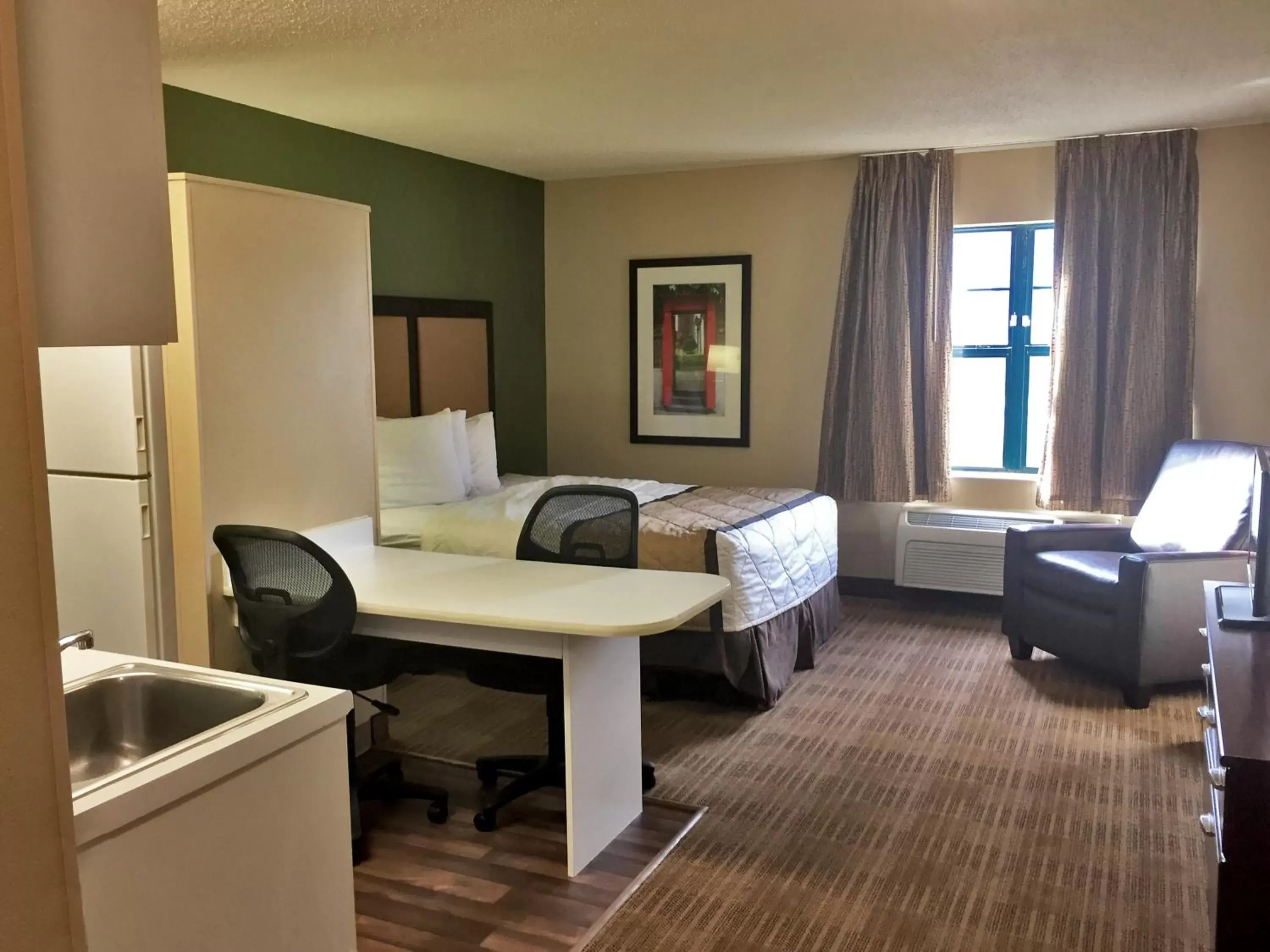 Bed, Seating Area in Extended Stay America Suites - Chicago - Hanover Park