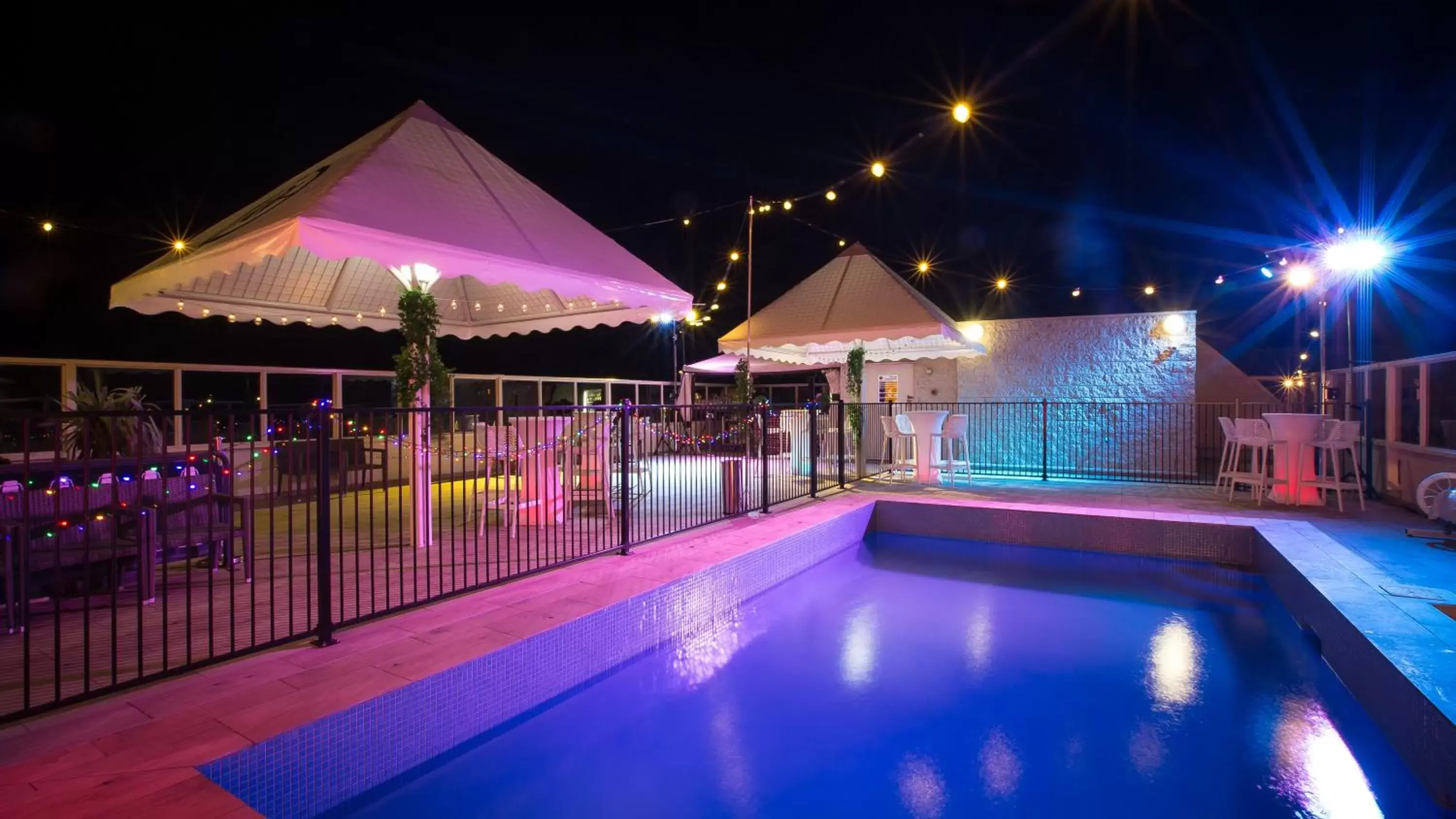 Swimming Pool in Gladstone Reef Hotel Motel