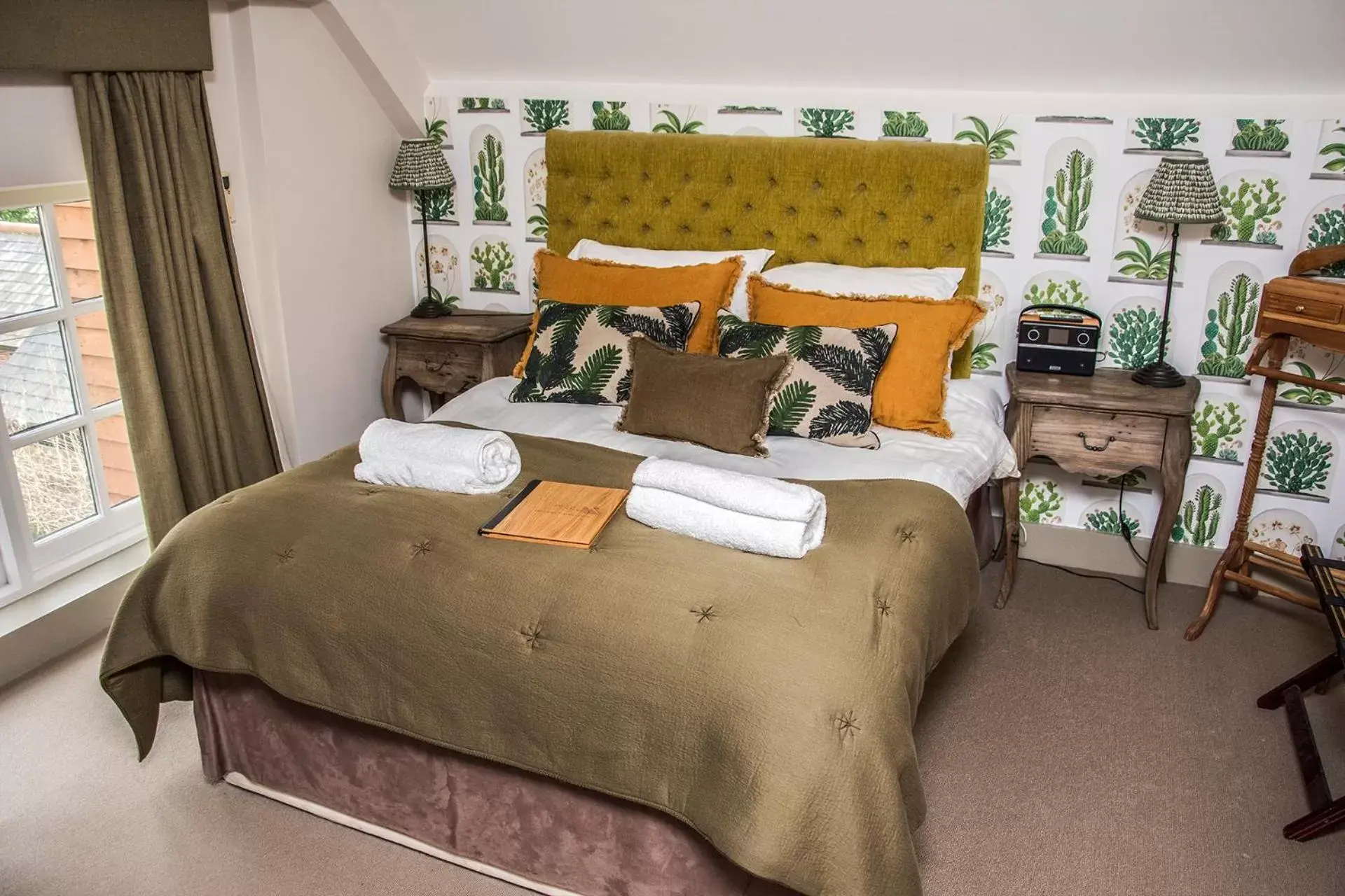 Bedroom, Bed in The Swan Inn