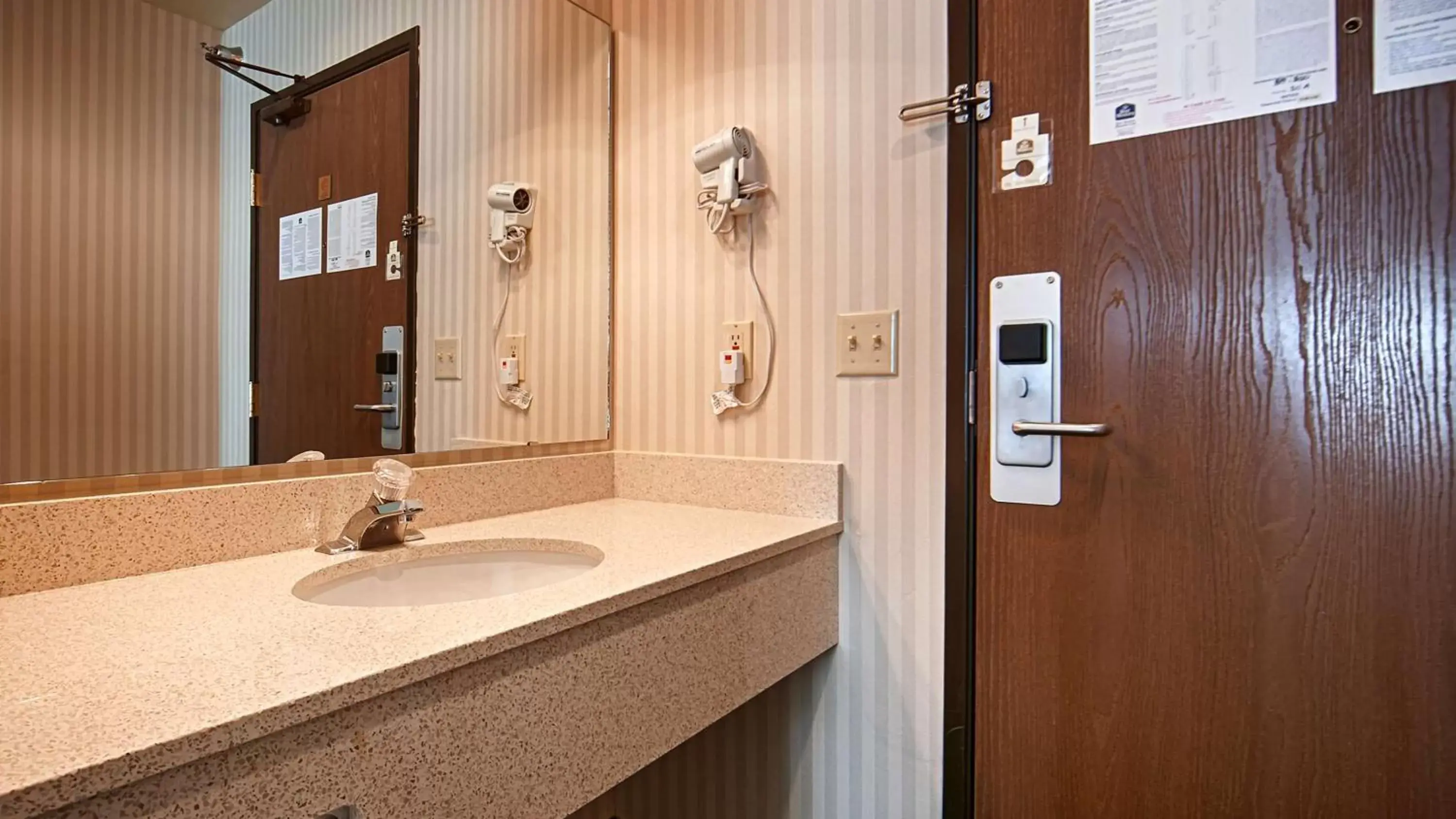 Bedroom, Bathroom in Best Western Blackfoot Inn