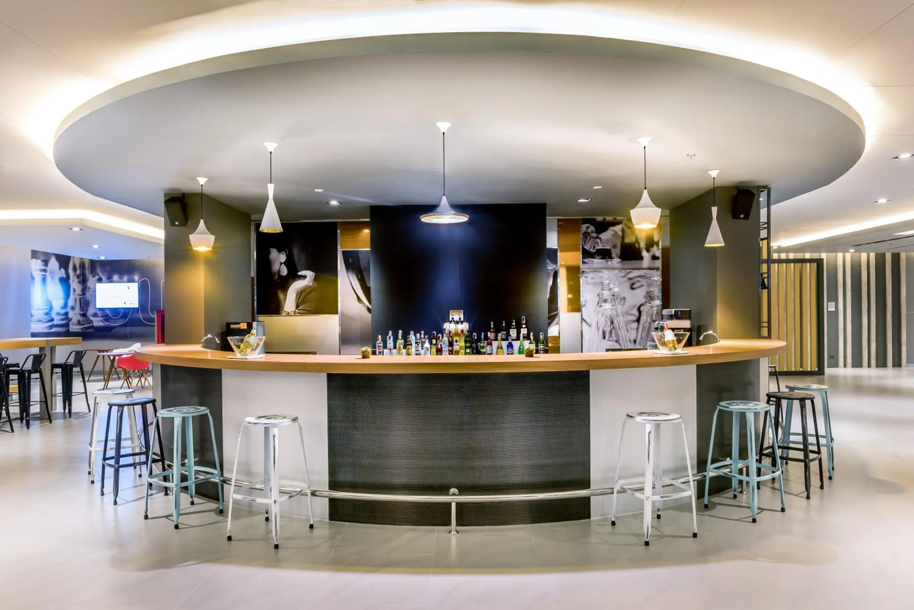 Restaurant/places to eat, Lounge/Bar in ibis Bangkok IMPACT