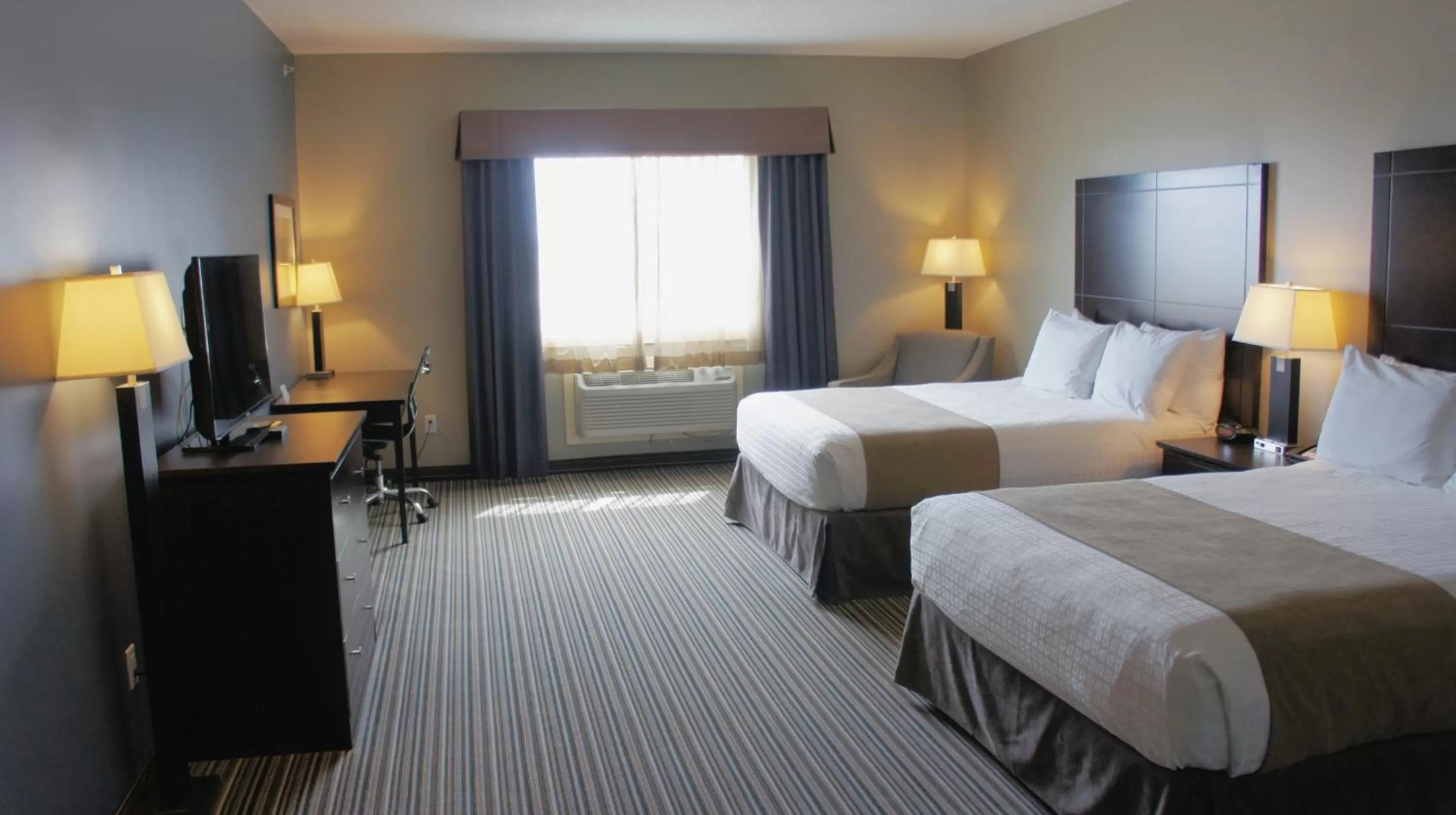 Property building, Bed in Best Western PLUS Fort Saskatchewan Inn & Suites