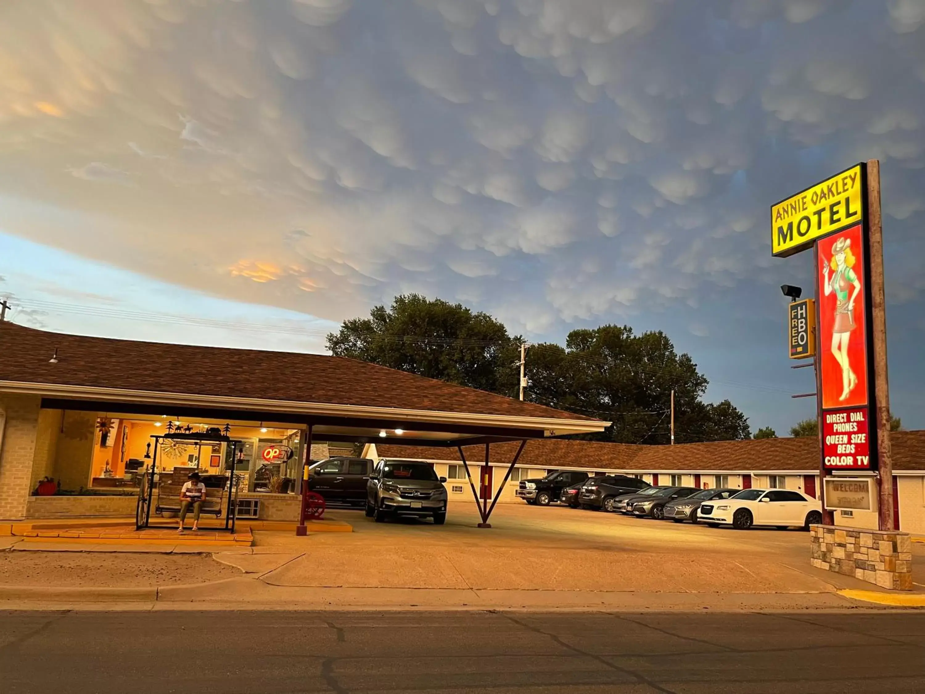 Property Building in Annie Oakley Motel Oakley