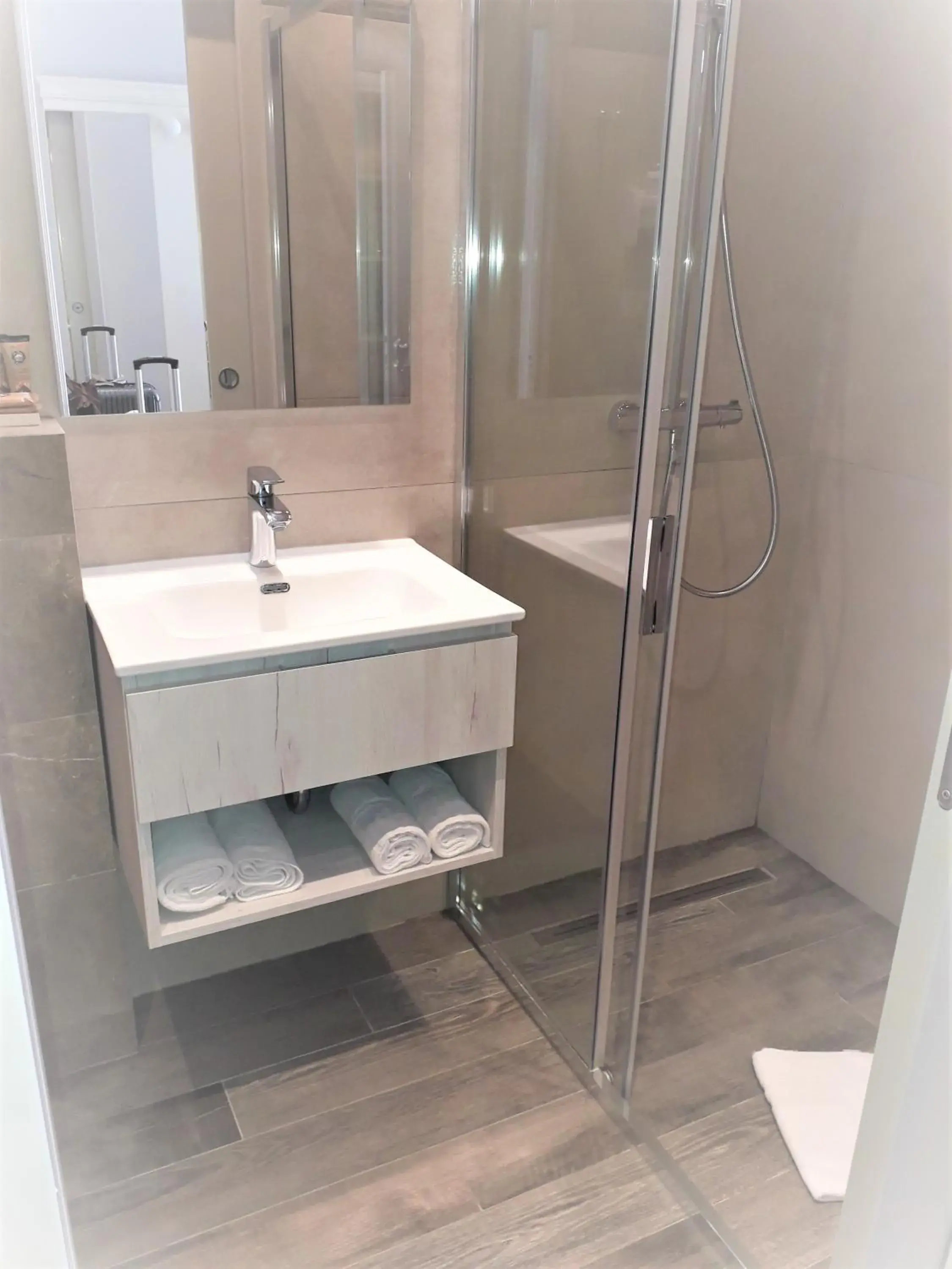 Shower, Bathroom in Hotel restaurant Oasis