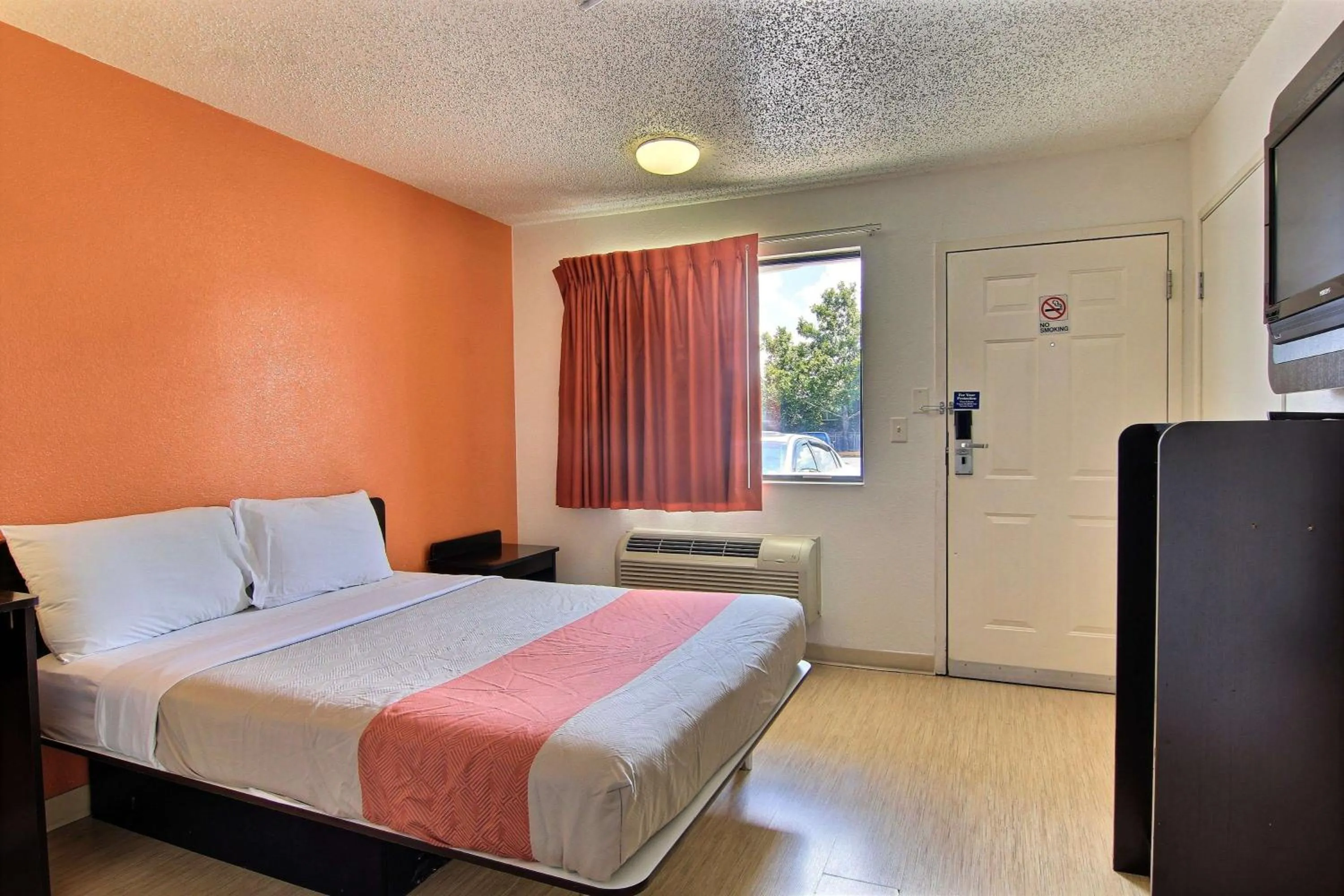 Photo of the whole room, Bed in Motel 6-Austin, TX