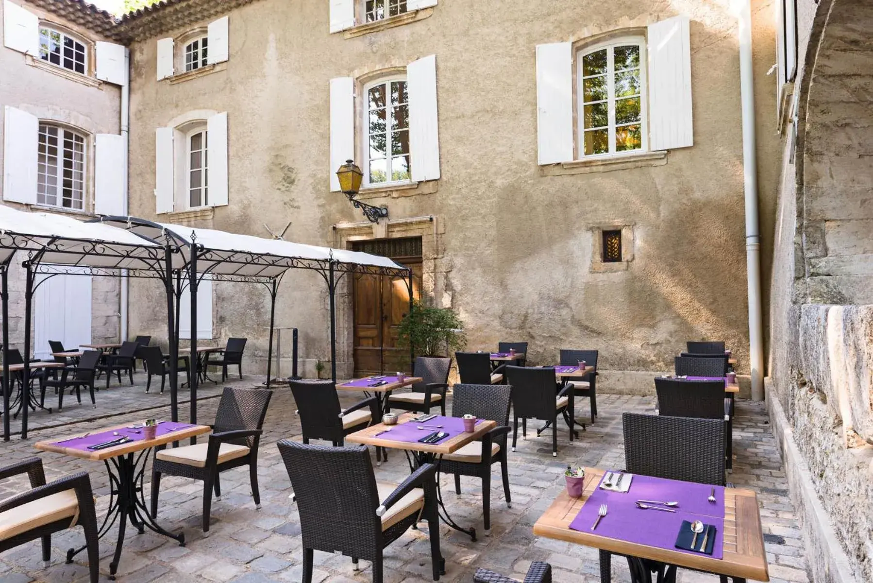 Patio, Restaurant/Places to Eat in Le Moulin de Vernègues Hôtel & Spa