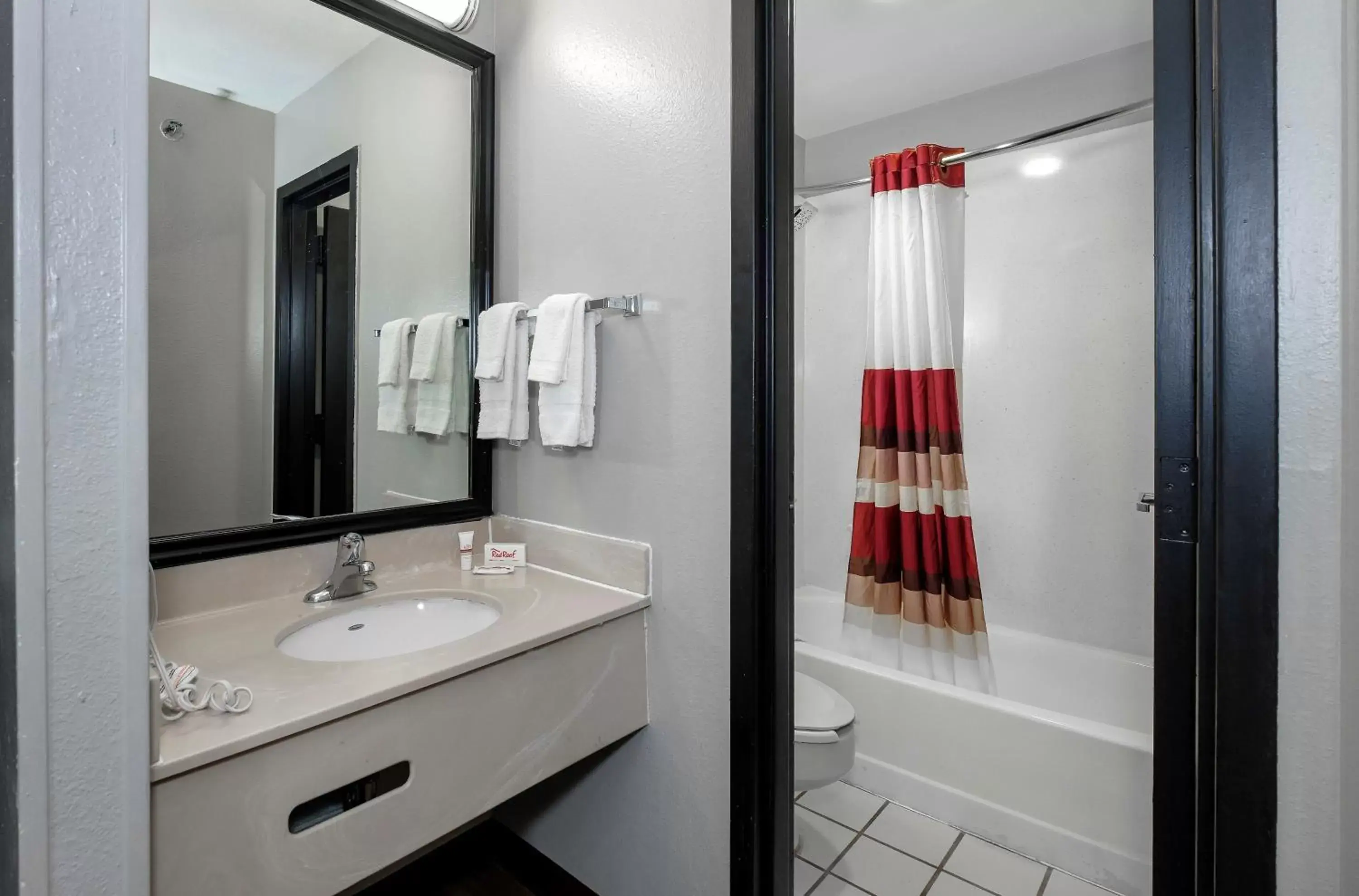 Bathroom in Red Roof Inn PLUS Orlando-Convention Center- Int'l Dr