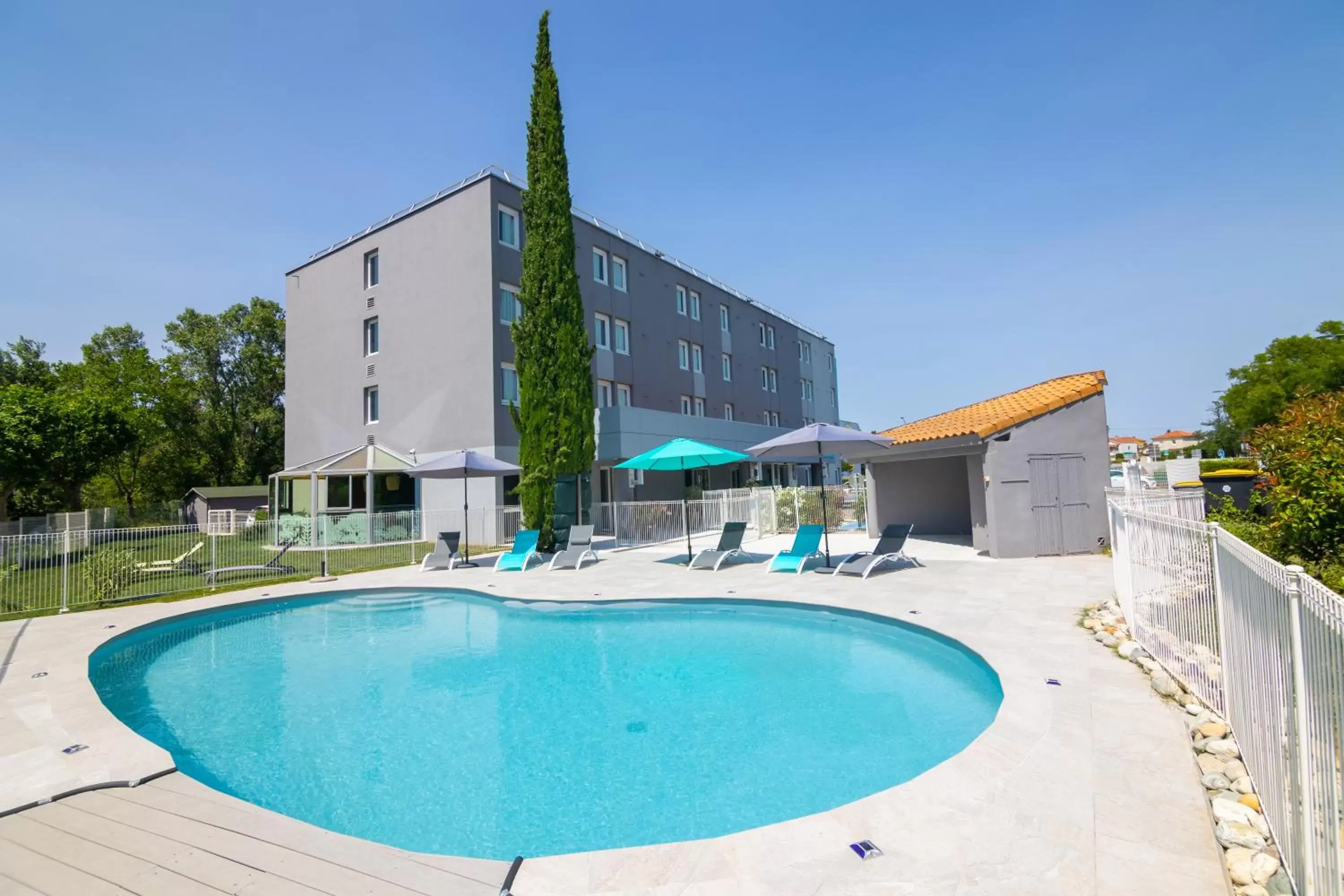 Swimming pool, Property Building in Kyriad Direct - Bourg les Valence