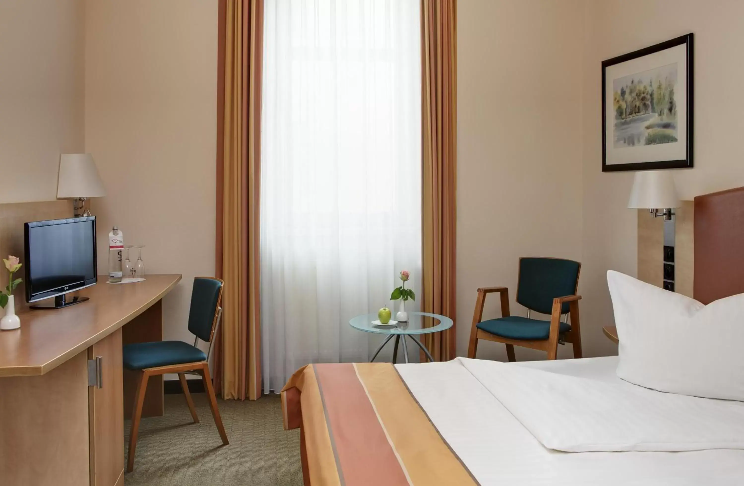 Photo of the whole room, Room Photo in IntercityHotel Berlin Ostbahnhof