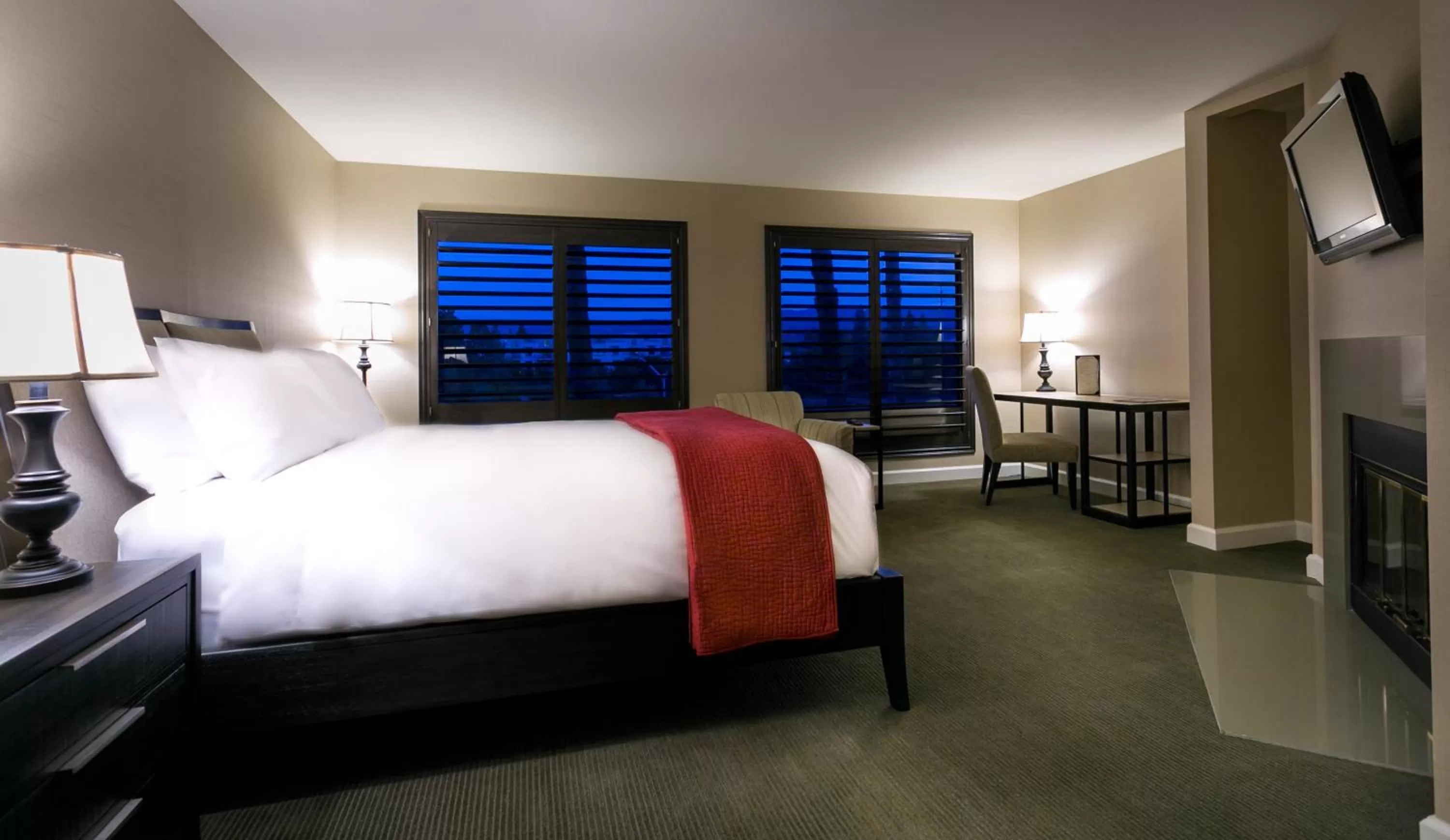 Mountain view, Bed in Cupertino Hotel