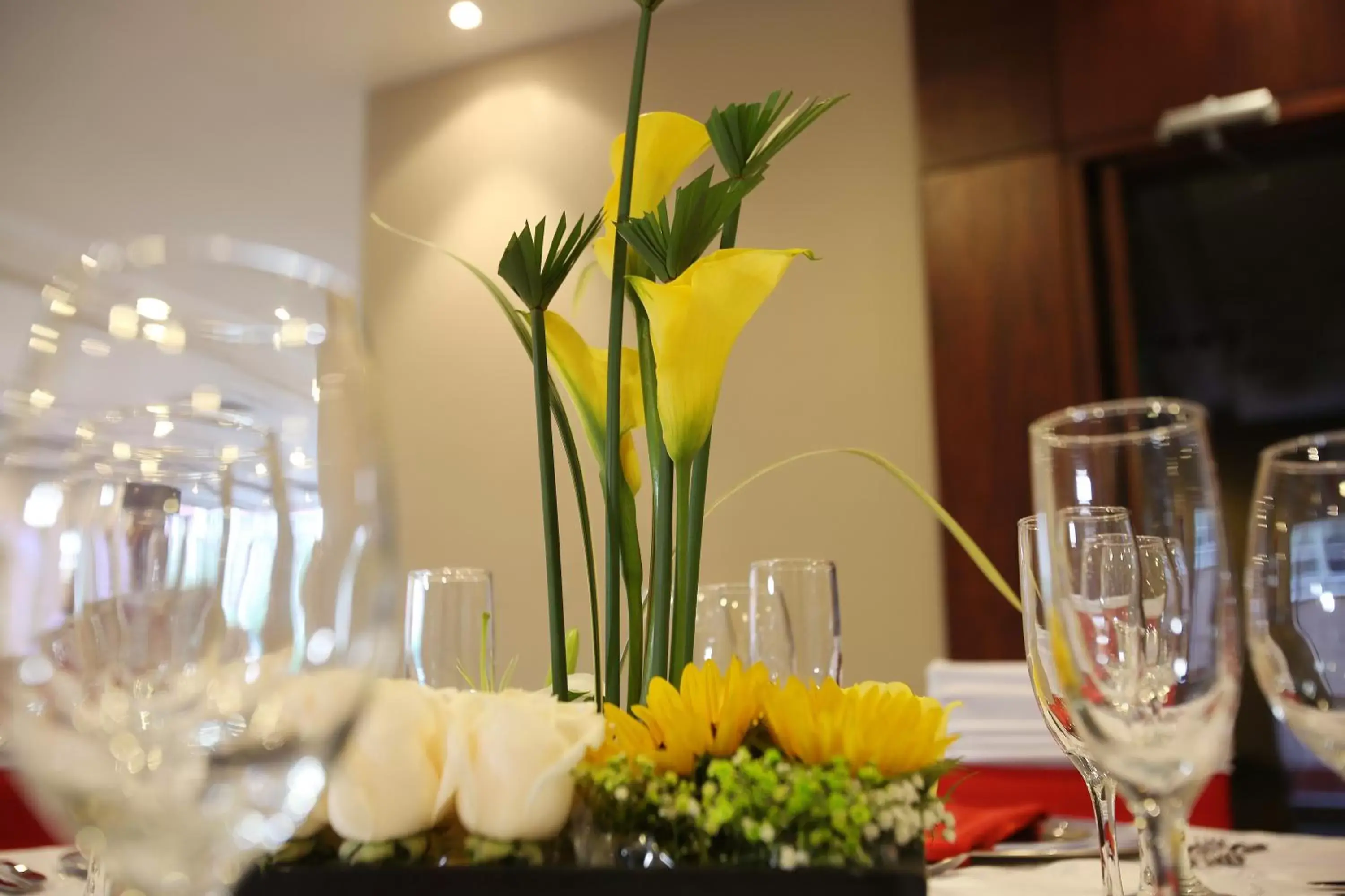 Business facilities, Restaurant/Places to Eat in Hotel Reina Isabel