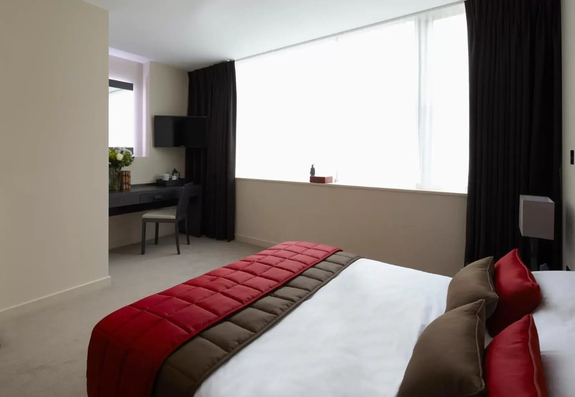 TV and multimedia, Bed in Hotel Xanadu