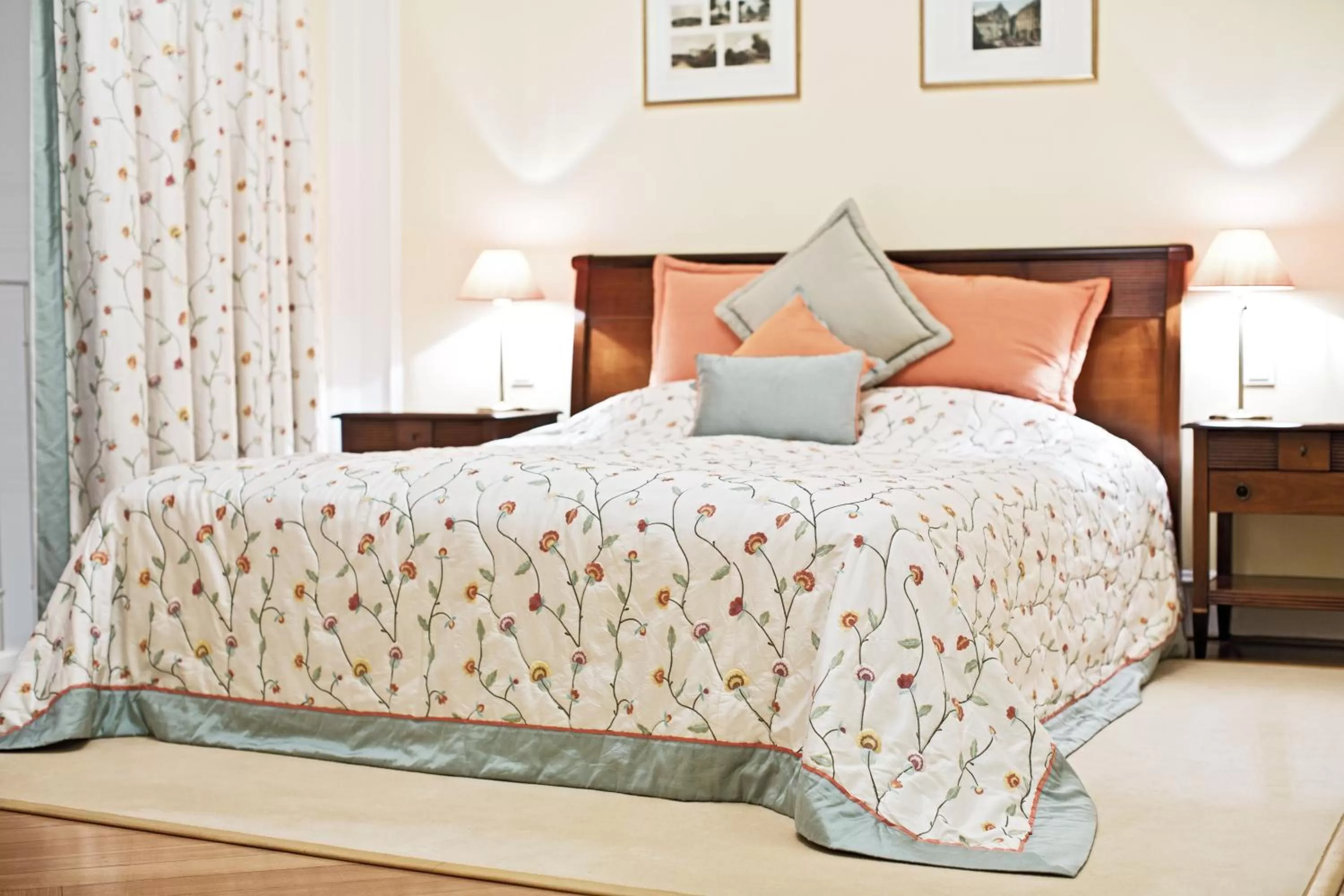 Bed in Palais Coburg Hotel