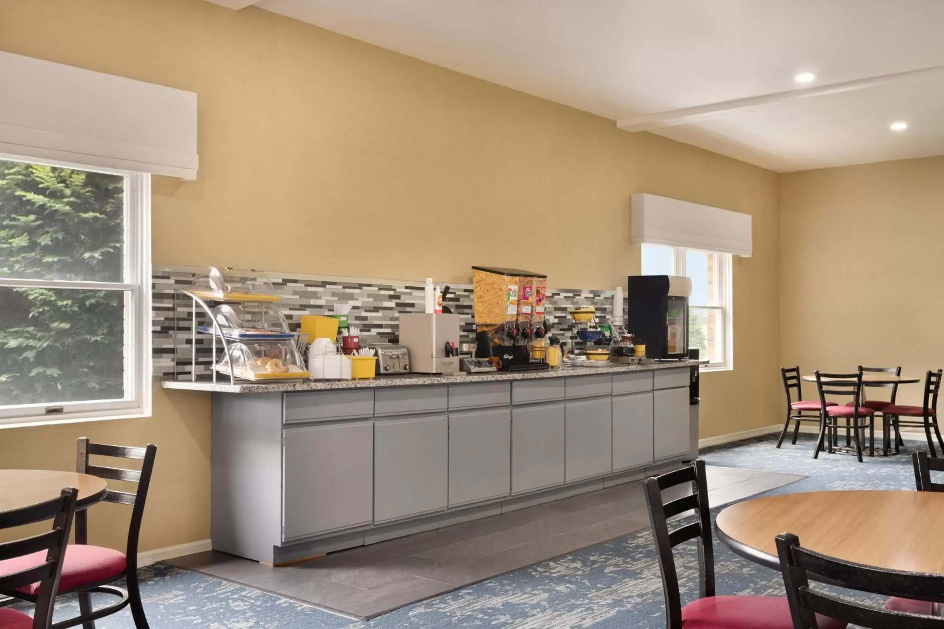 Continental breakfast in Days Inn and Suites by Wyndham Sikeston