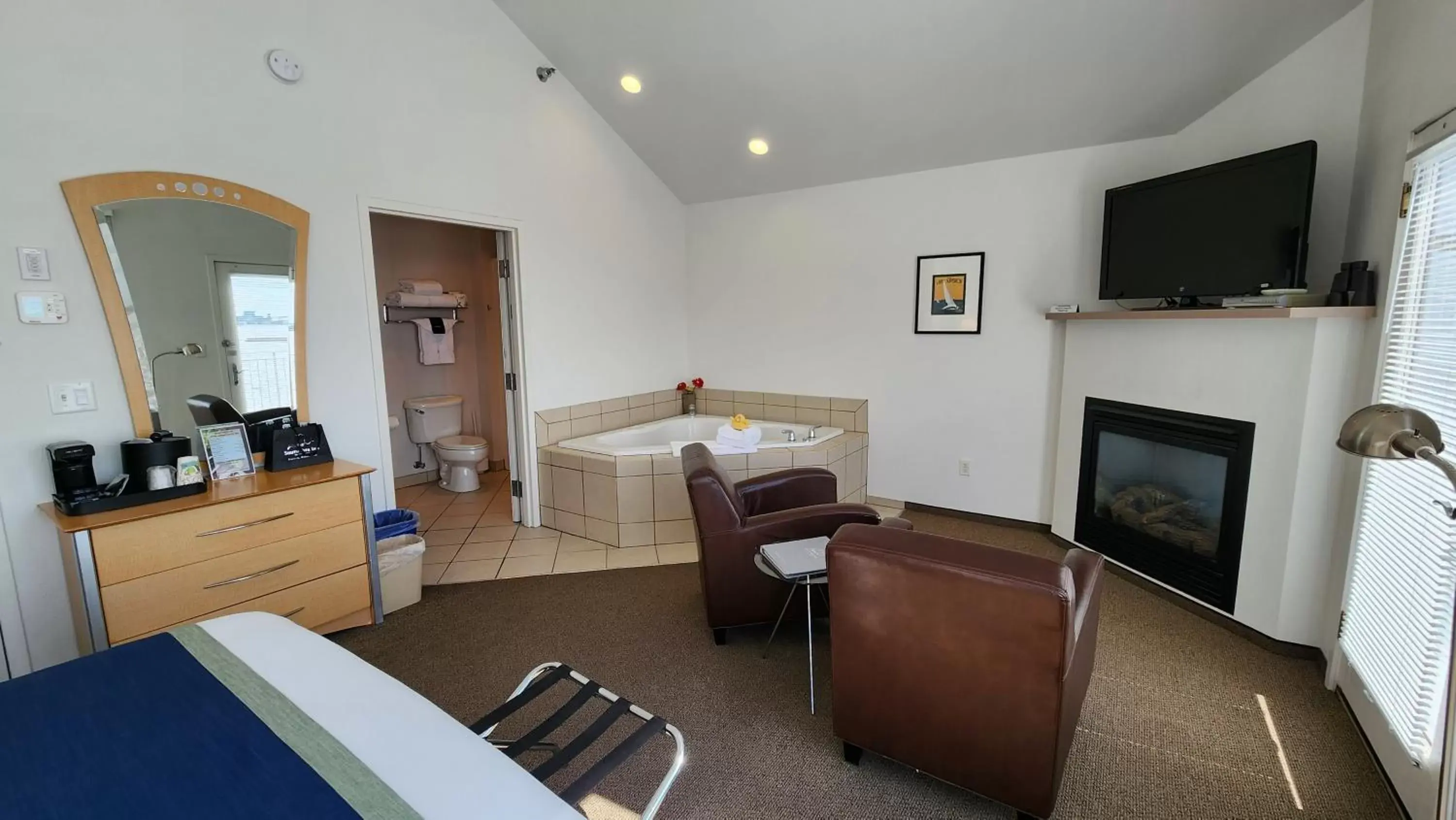 Bed, Seating Area in South Pier Inn