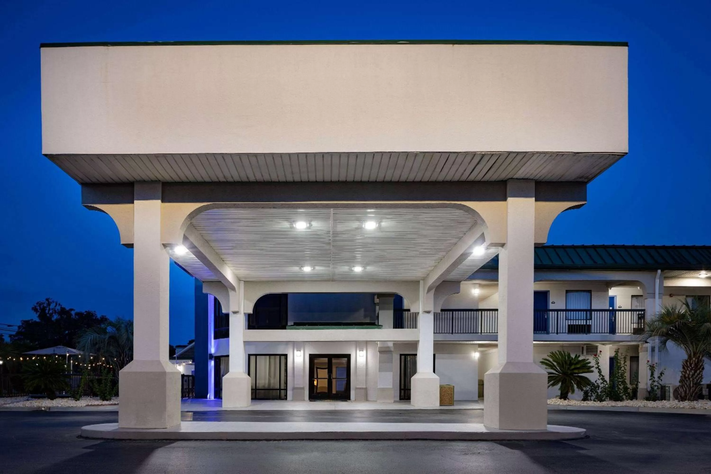 Property building in Days Inn & Suites by Wyndham Savannah Midtown