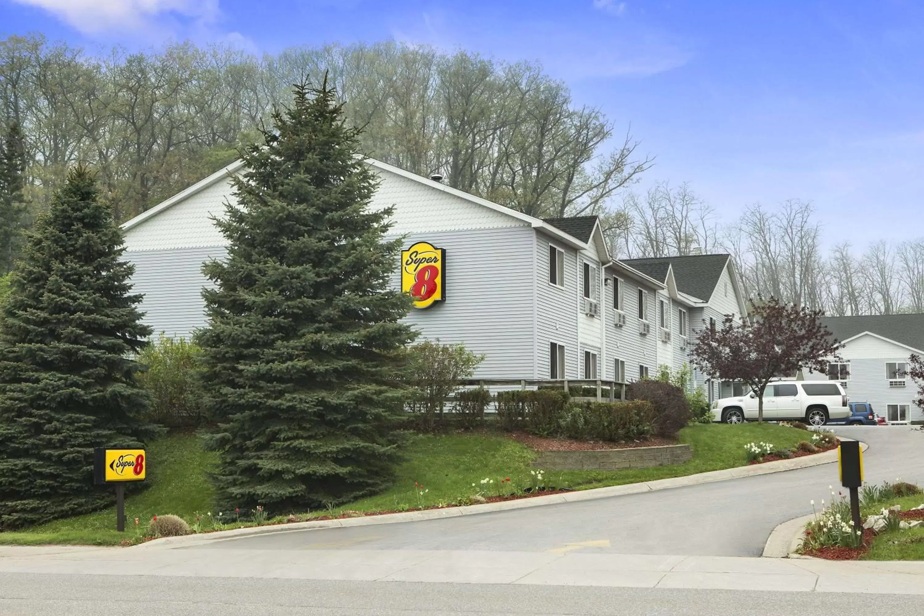 Property Building in Super 8 by Wyndham Manistee