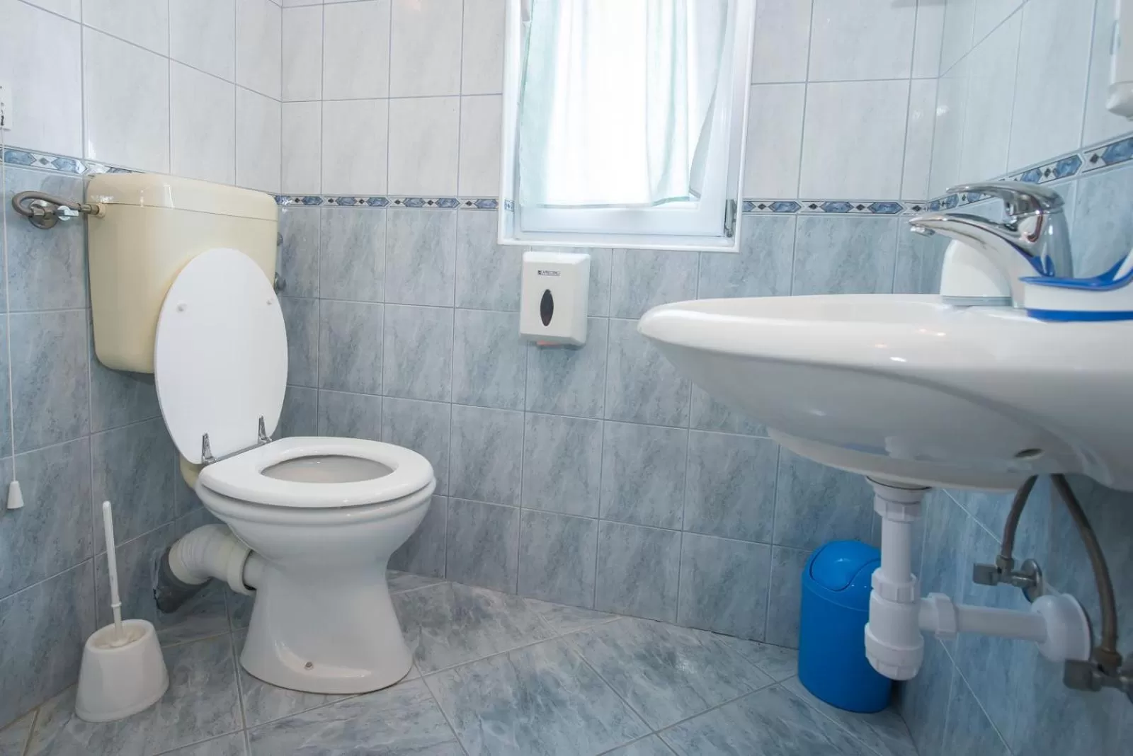 Toilet in Guesthouse Helena