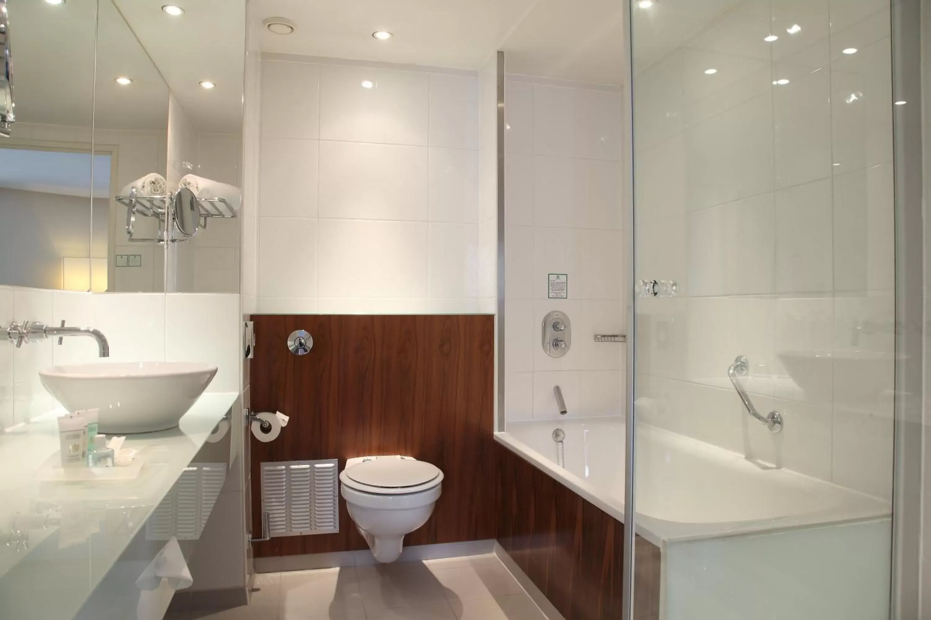 Photo of the whole room, Bathroom in Holiday Inn London Camden Lock, an IHG Hotel