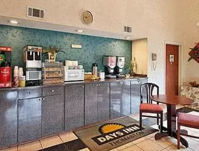 Coffee/tea facilities, Kitchen/Kitchenette in Days Inn by Wyndham Thomaston