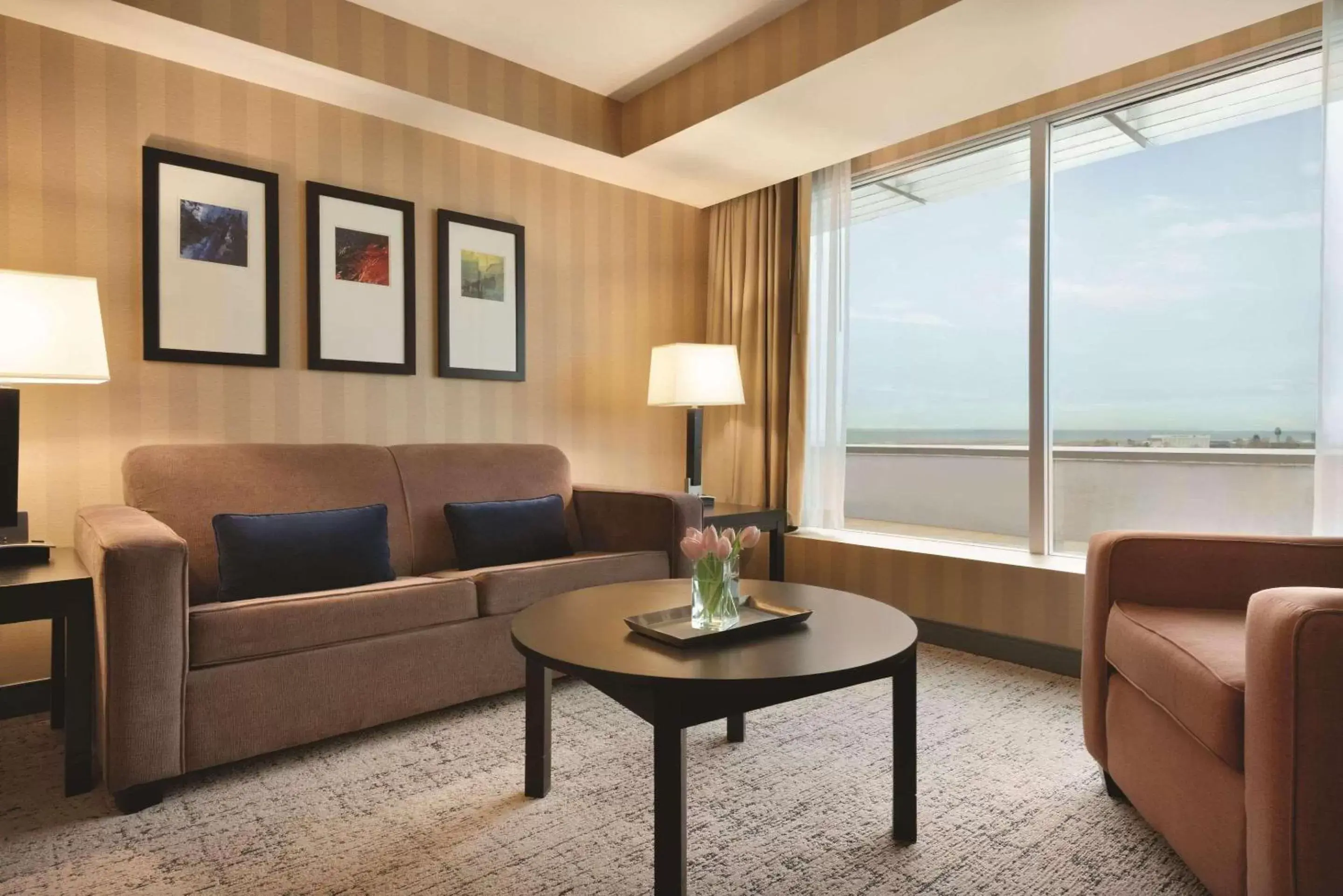 Bedroom, Seating Area in Radisson Hotel Vancouver Airport