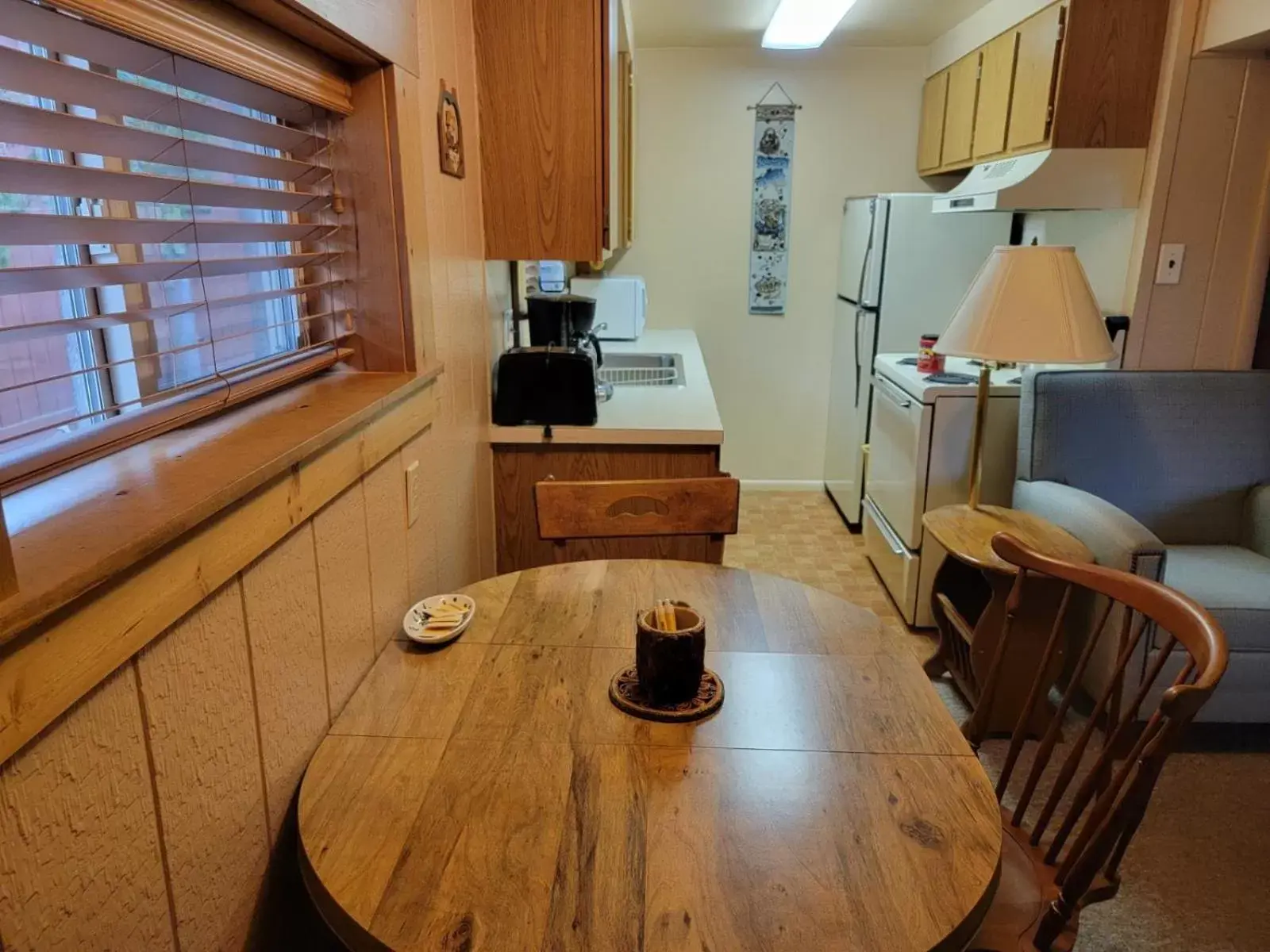 Kitchen or kitchenette, Dining Area in Wagon Wheel Hotel