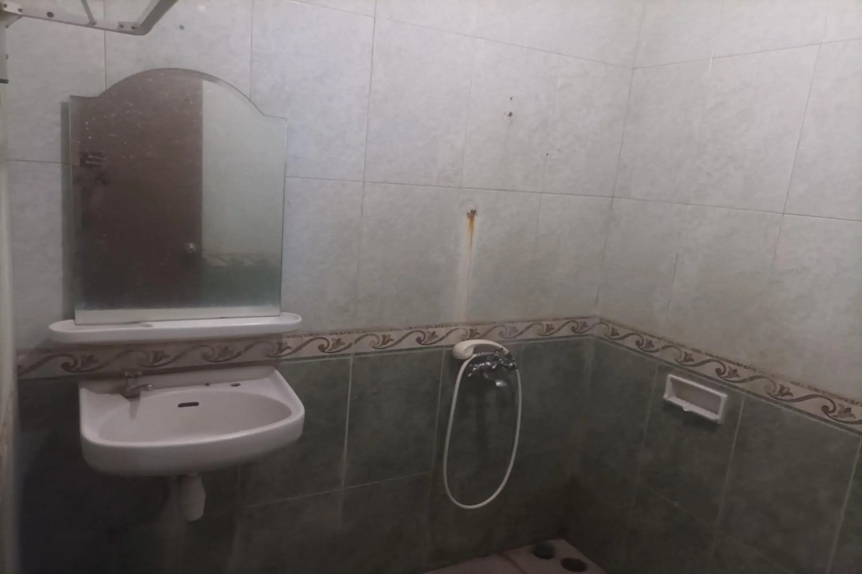 Bathroom in RedDoorz Plus near Alun Alun Kejaksan Cirebon