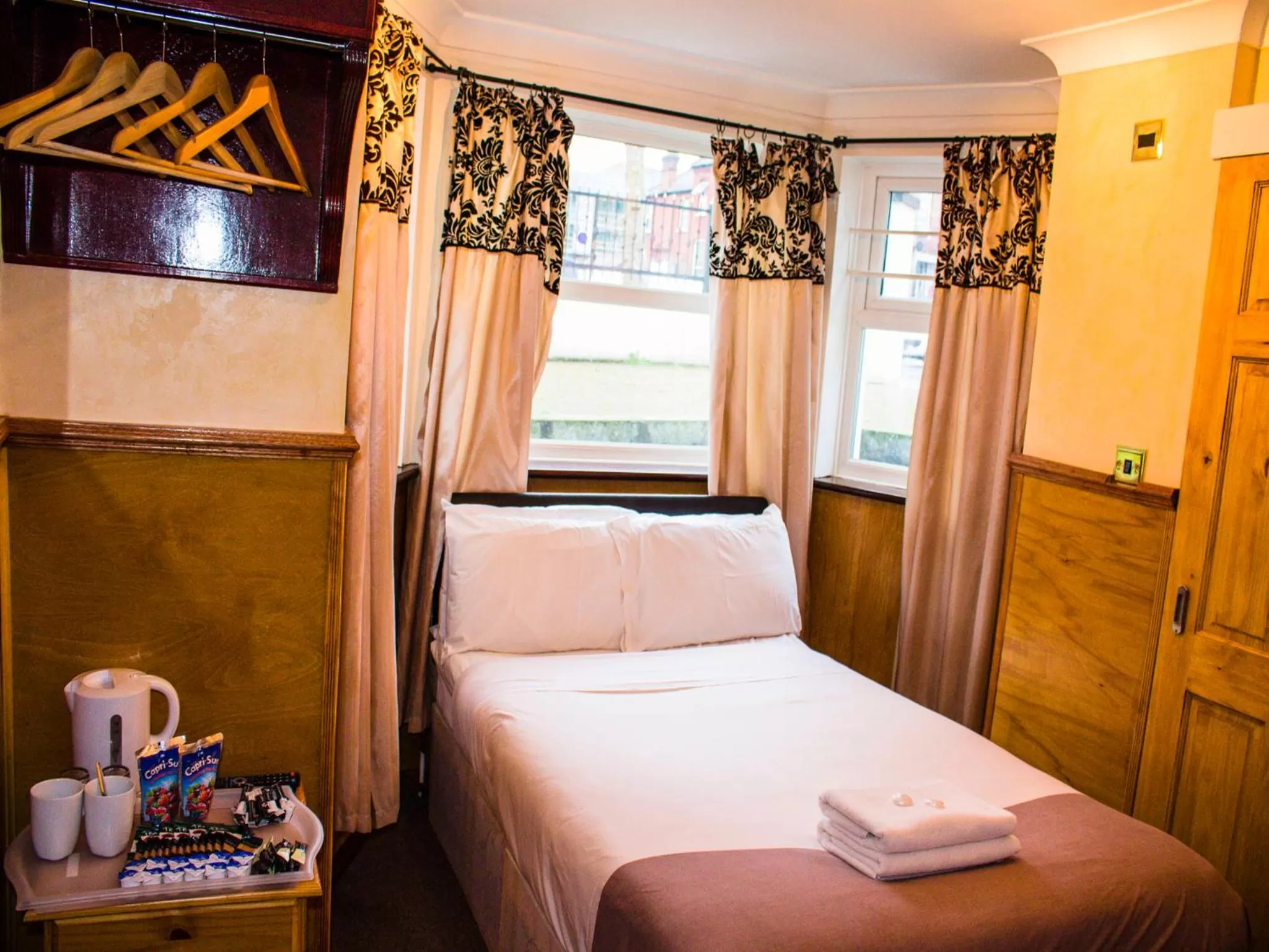 Photo of the whole room, Bed in Cricklewood Lodge Hotel
