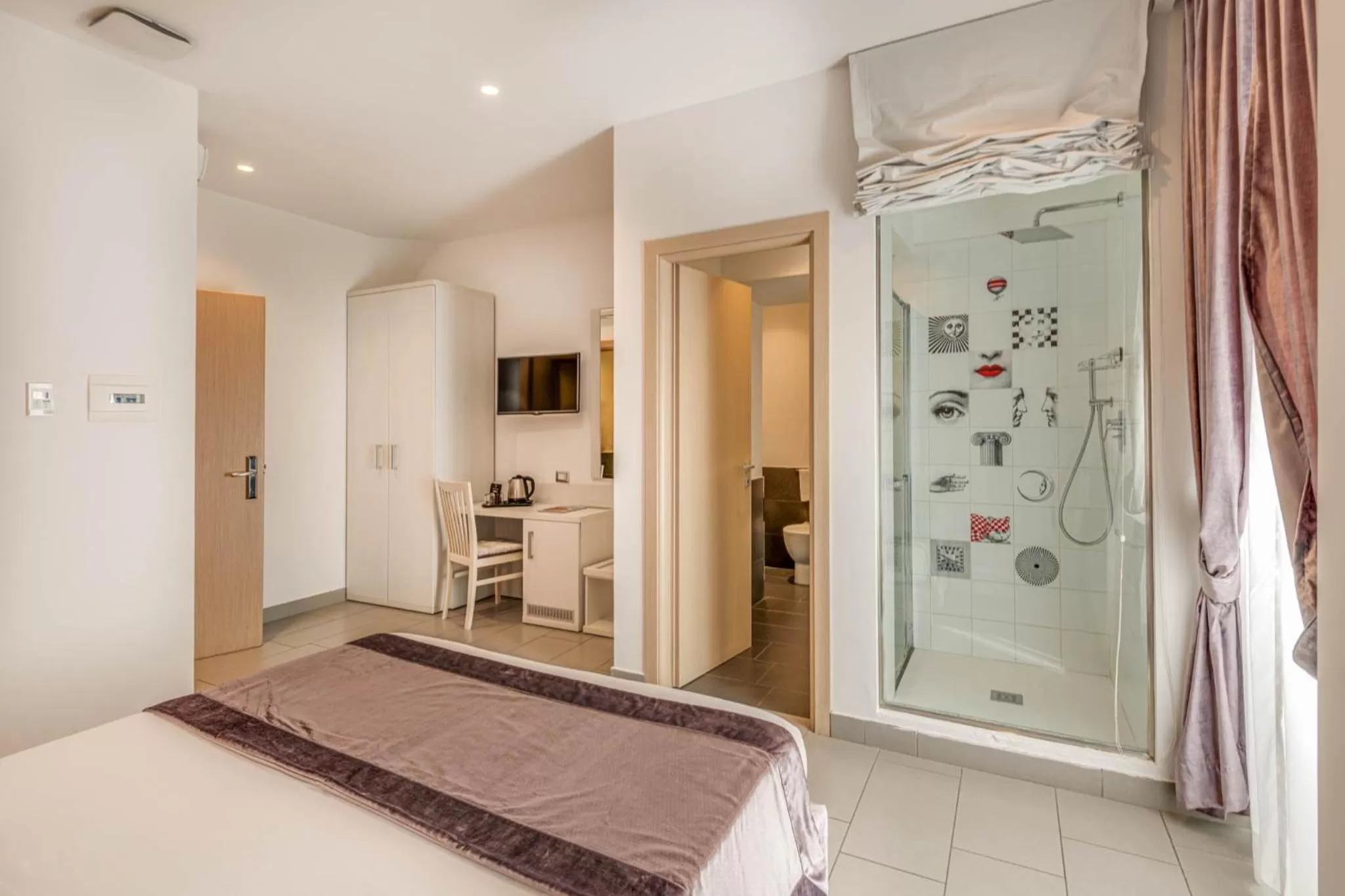 Photo of the whole room, Bed in Trevi Palace Hotel