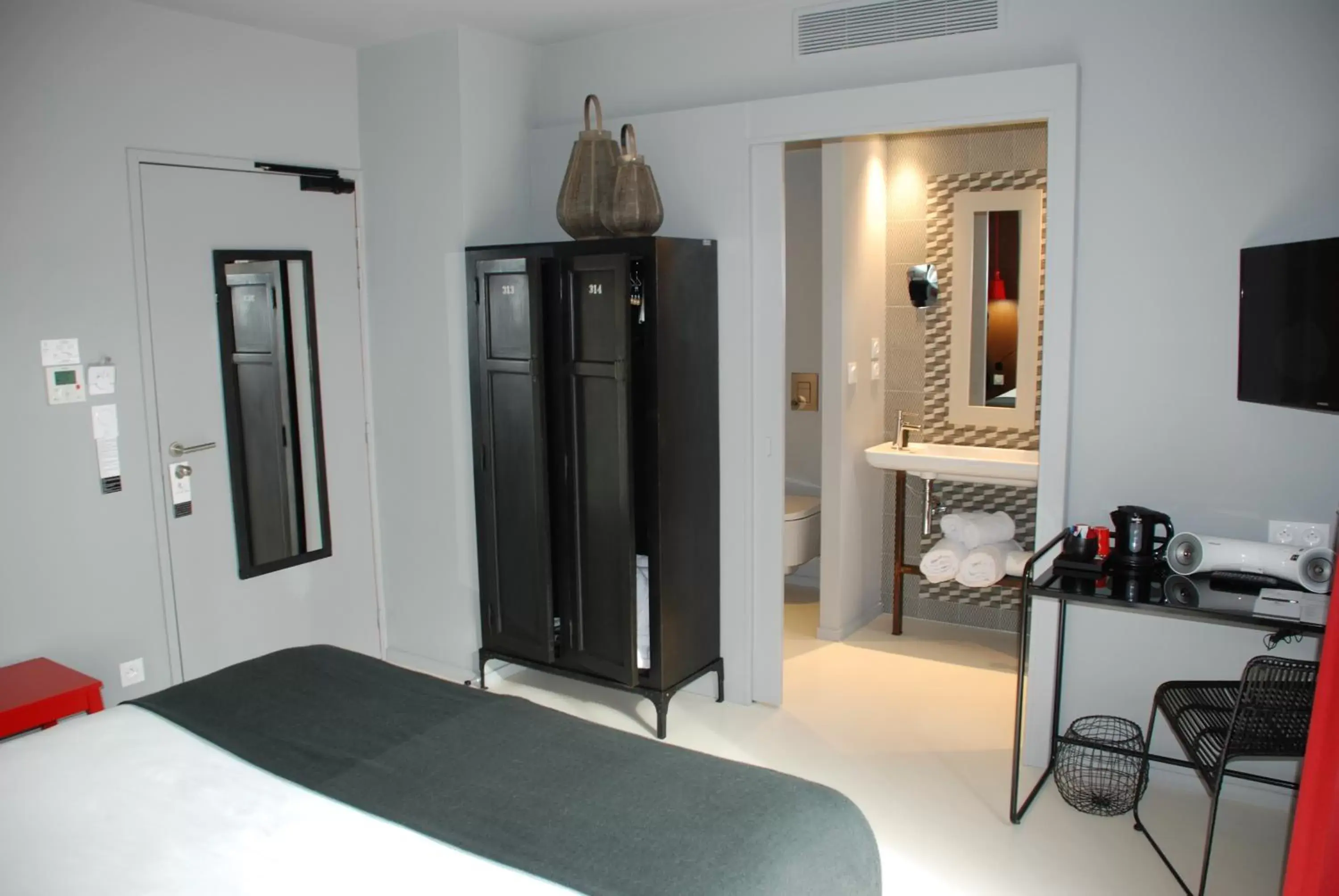Bedroom, Bed in Hotel Pont Levis - Franck Putelat
