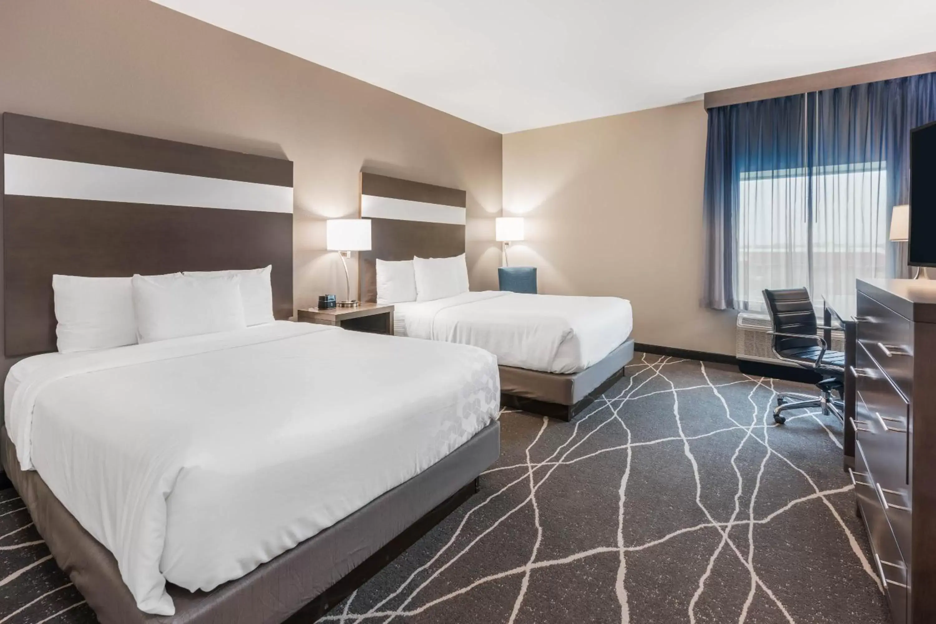 Bed in La Quinta Inn and Suites by Wyndham Houston Spring South