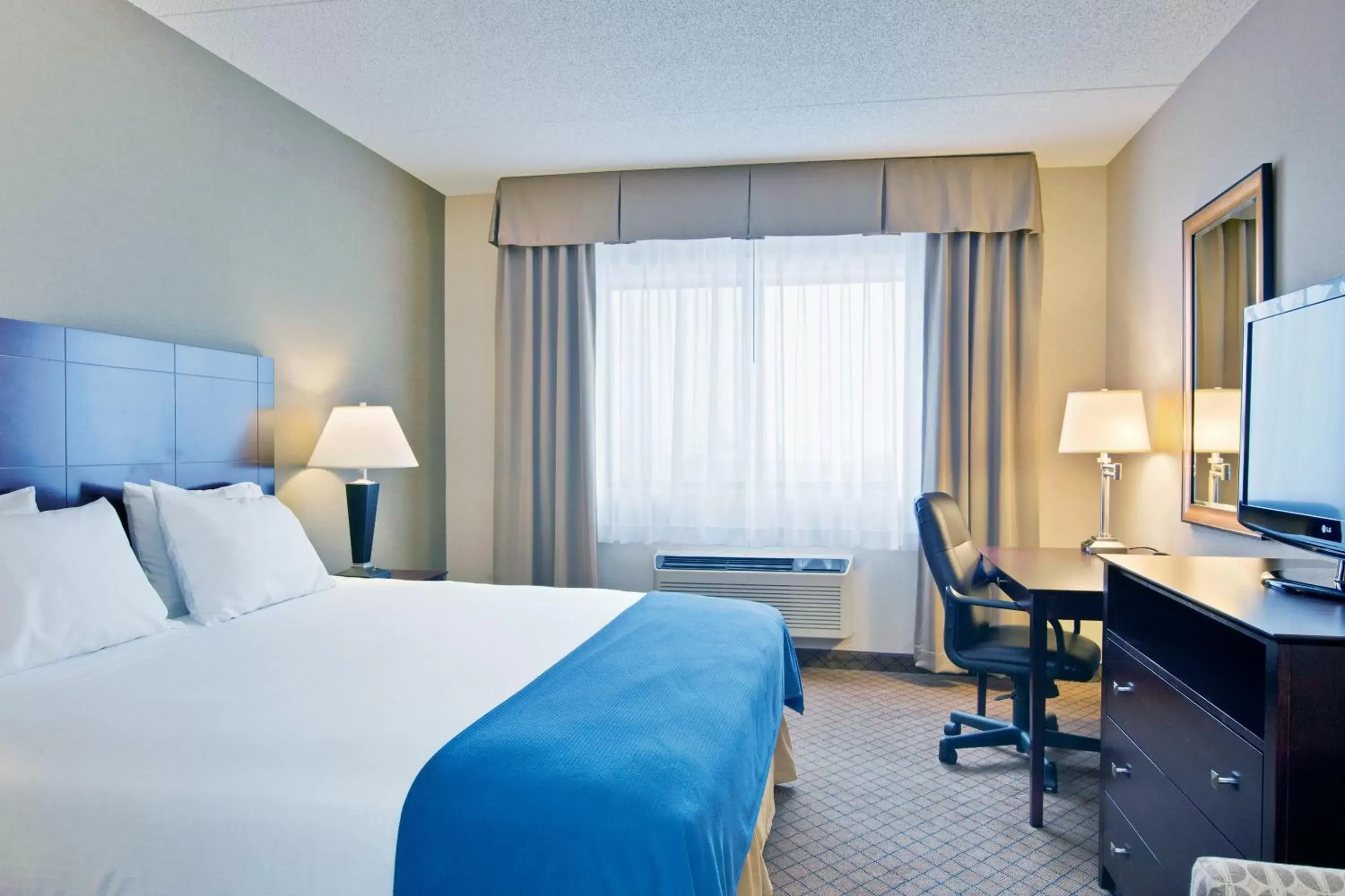 Photo of the whole room, Bed in Holiday Inn Express Sault Ste Marie, an IHG Hotel